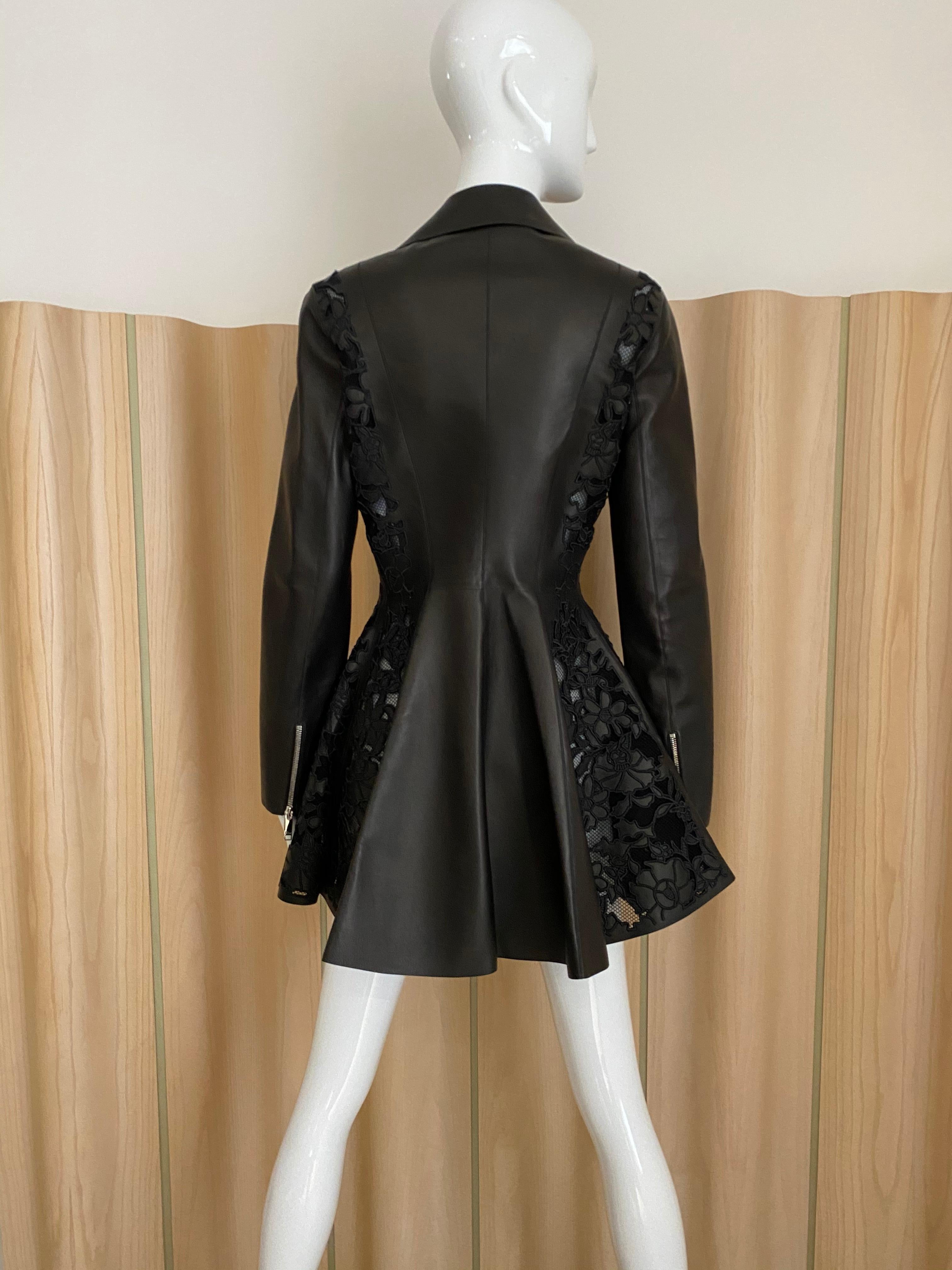 Schöner Christian Dior  Schwarze Lederjacke mit Schößchen und Spitze.
Reißverschluss. Größe 4-6 US/ F38 /42Italienisch