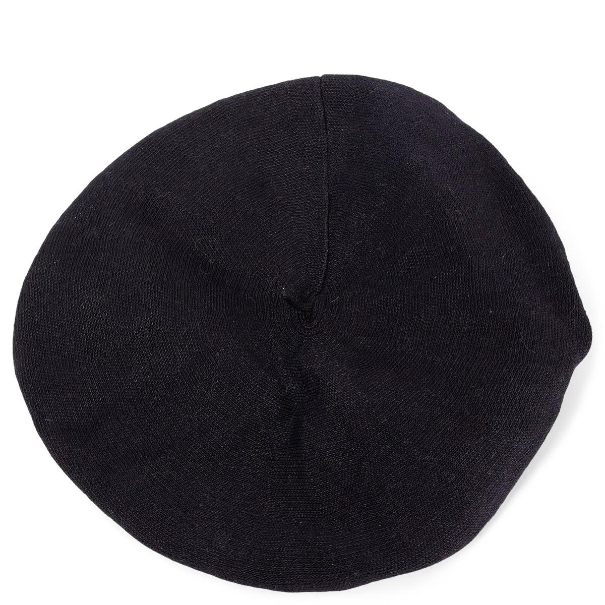 100% authentic Christian Dior beret hat in black linen (90%) and nylon (10%). The design has a elastic band and is embellished with the DIOR logo in antique gold-tone metal. Has been worn and is in excellent condition.

2019