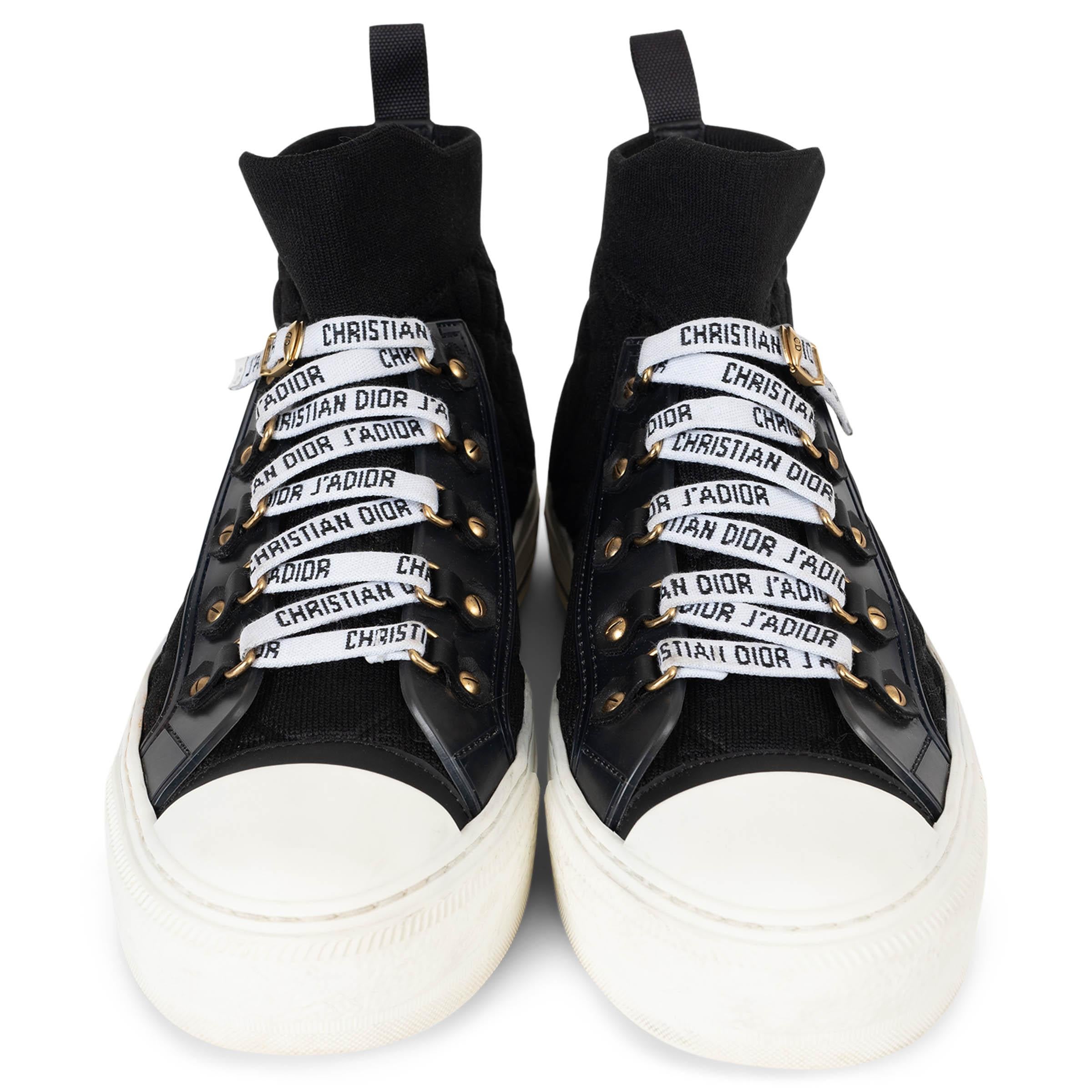 Diese 100% authentischen Christian Dior Walk'n'Dior Plateau-Sneakers aus schwarzem, technischem Macrocannage-Strick mit farblich abgestimmten Lederbesätzen verbinden sportliche Leichtigkeit mit den Couture-Codes des Hauses. Sie zeichnen sich durch