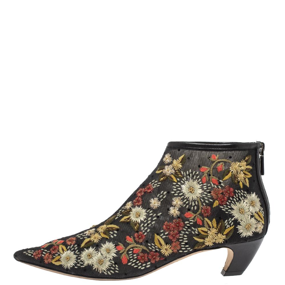 These ankle boots showcase what craftsmanship at its best can deliver. Dior brings these must-have creations that will light up all your ensembles. Crafted from mesh in a classic black hue, the exterior is detailed meticulously with intricate floral