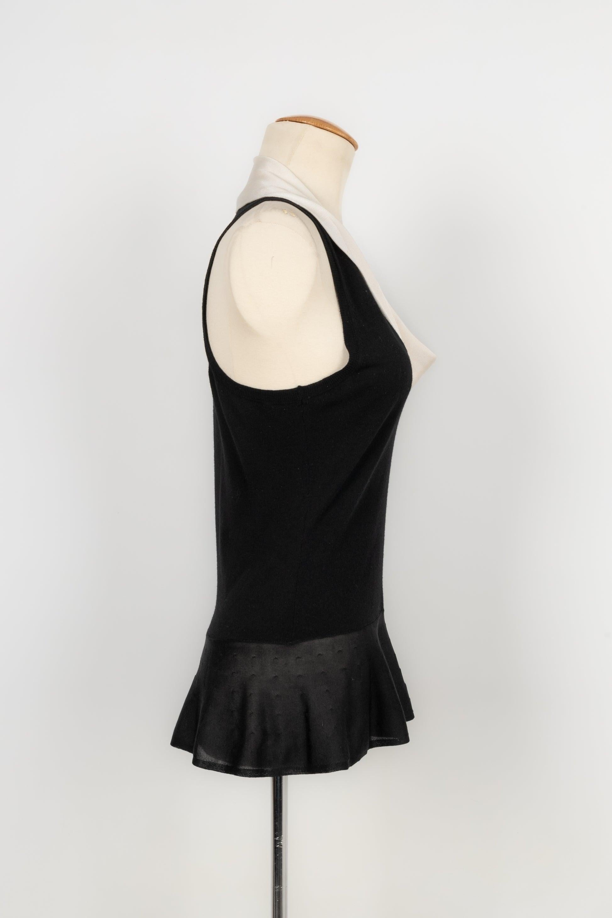 Dior - Black mesh sleeveless top with a white collar. No composition nor size label, it fits a 38FR.

Additional information:
Condition: Very good condition
Dimensions: Chest: 40 cm - Length: 64 cm

Seller Reference: FH129
