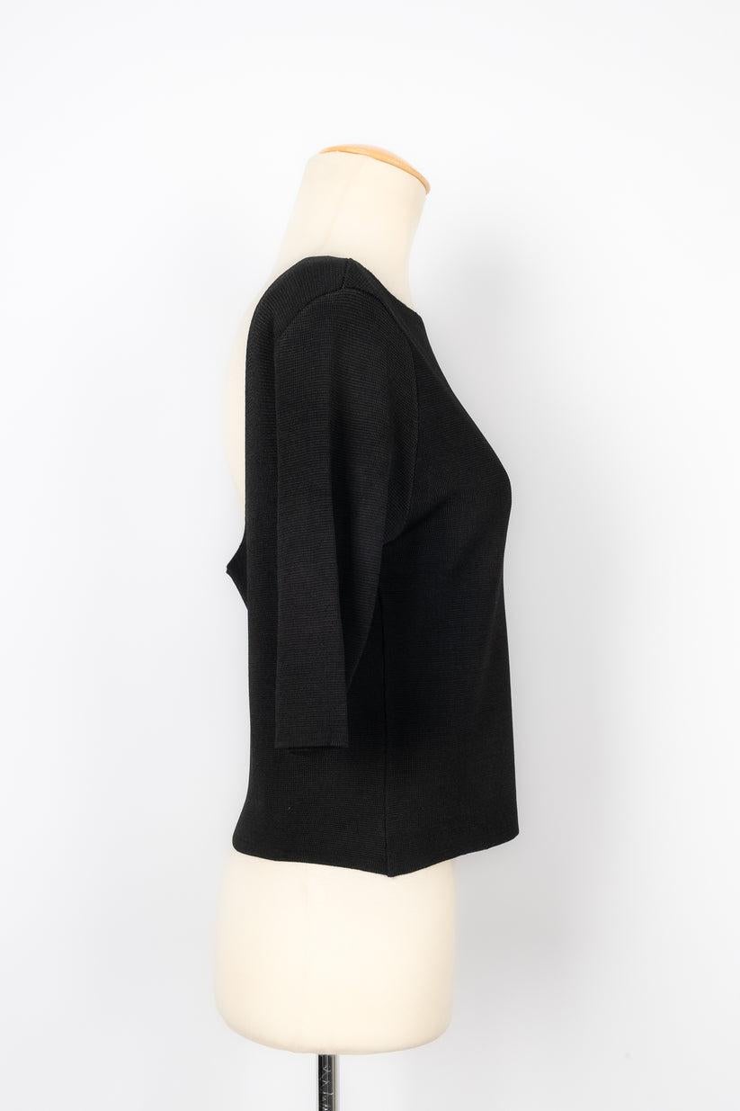 Dior - Black mesh top. No size indicated, it fits a 40FR.

Additional information:
Condition: Very good condition
Dimensions: Shoulder width: 42 cm - Chest: 49 cm - Sleeve length: 31 cm - Length: 47 cm

Seller Reference: FH65