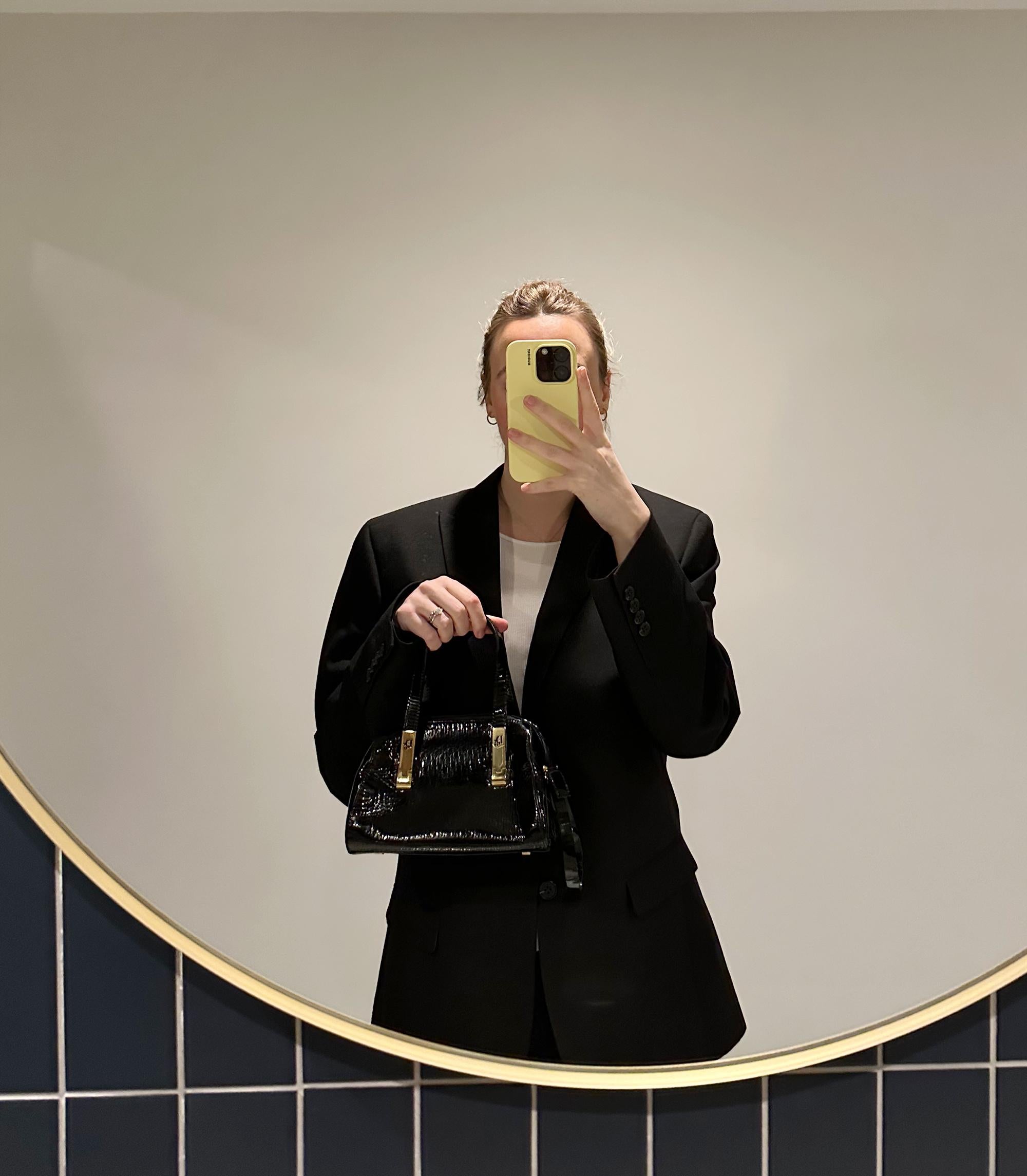 Christian Dior Schwarz Micro Monogram Lackleder Vintage Mini Bowling Tasche

Details zum Produkt
Xupes Ref: CB1460
Marke: Christian Dior
Modell: Mini Bowling Tasche
Art: Tote
Seriennummer: RU 0060
Alter: 2000
Farbe: Schwarz 
Hardware: