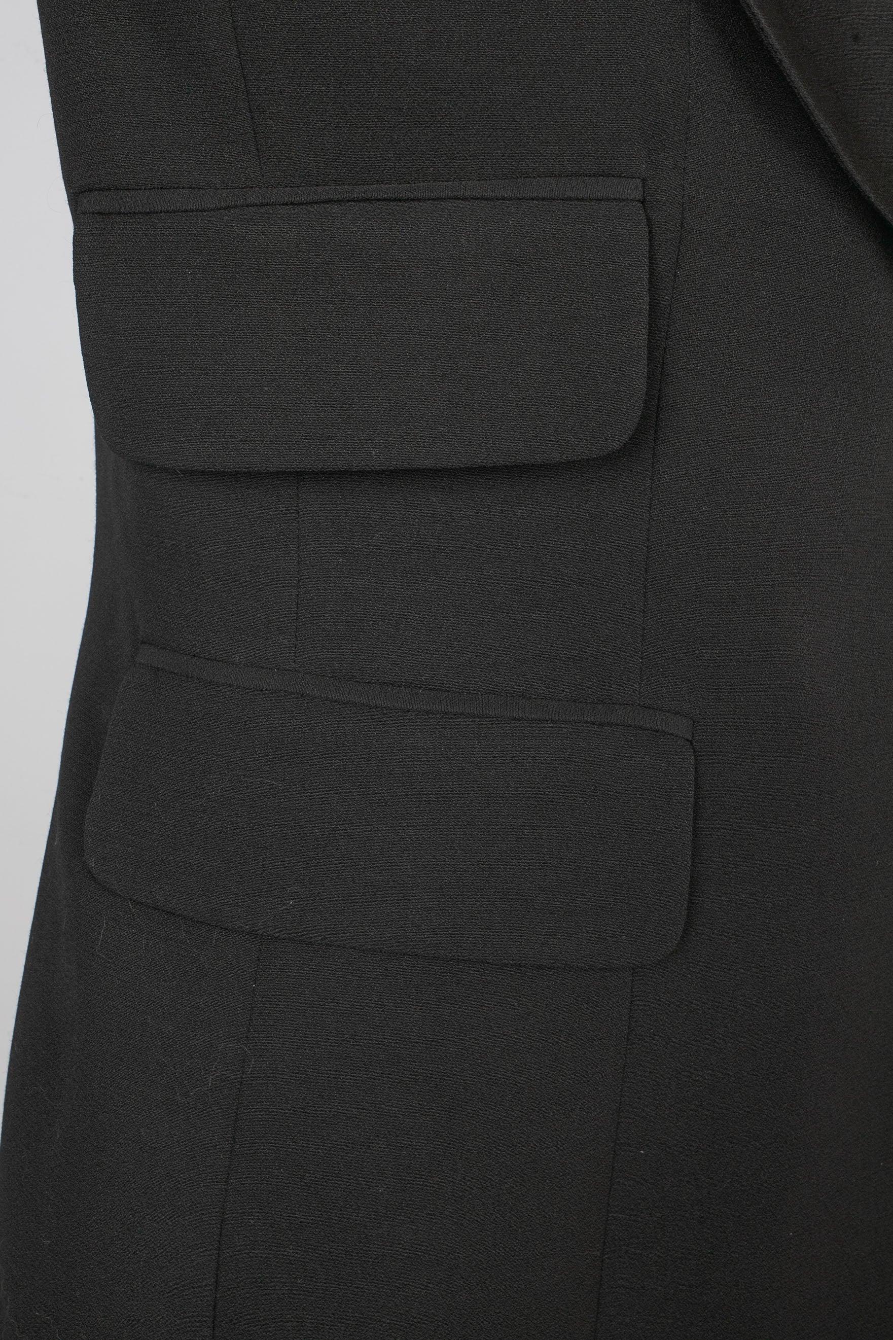 DIOR - Black mid-length jacket with a satin collar lapel. No size indicated, it fits a 40FR.

Additional information:
Condition: Very good condition
Dimensions: Shoulder width: 42 cm - Chest: 51 cm - Sleeve length: 59 cm - Length: 78 cm

SKU:FV244