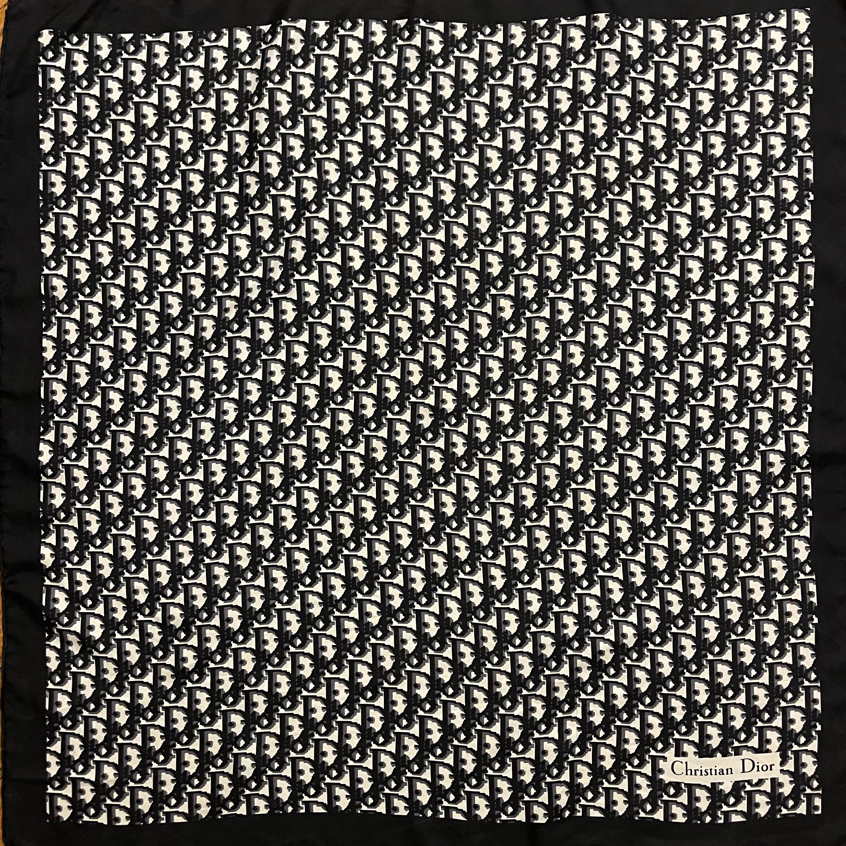 Écharpe en coton Monogram noir de Christian Dior. Ce magnifique foulard  est un modèle emblématique de la marque. Sa taille le rend parfait pour un foulard, pour l'enrouler autour de la poignée d'un sac ou même comme top. 
En bon état. 
30in x 30in. 