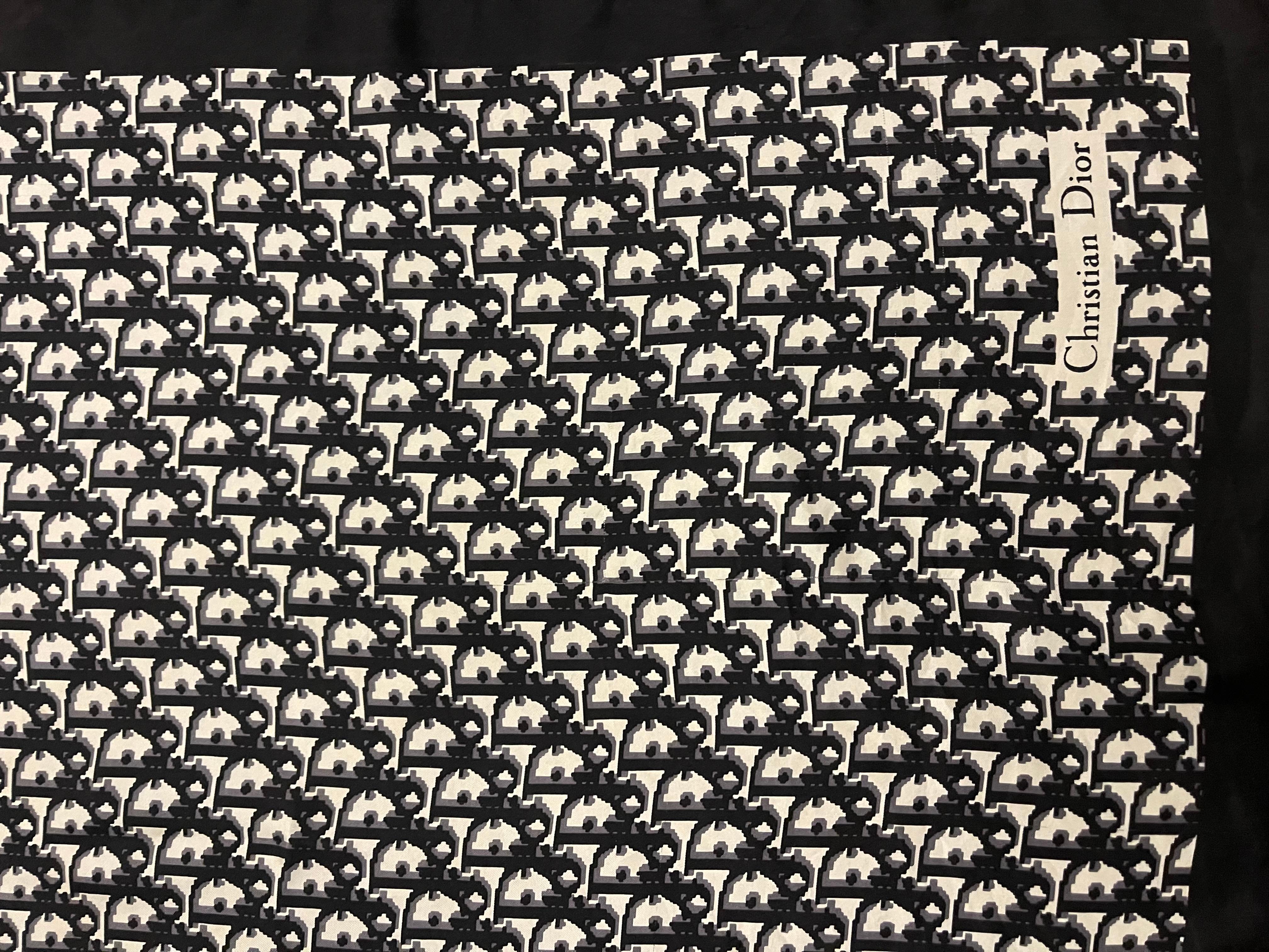 Christian Dior - Écharpe en coton noire à monogrammes Bon état - En vente à Palm Beach, FL