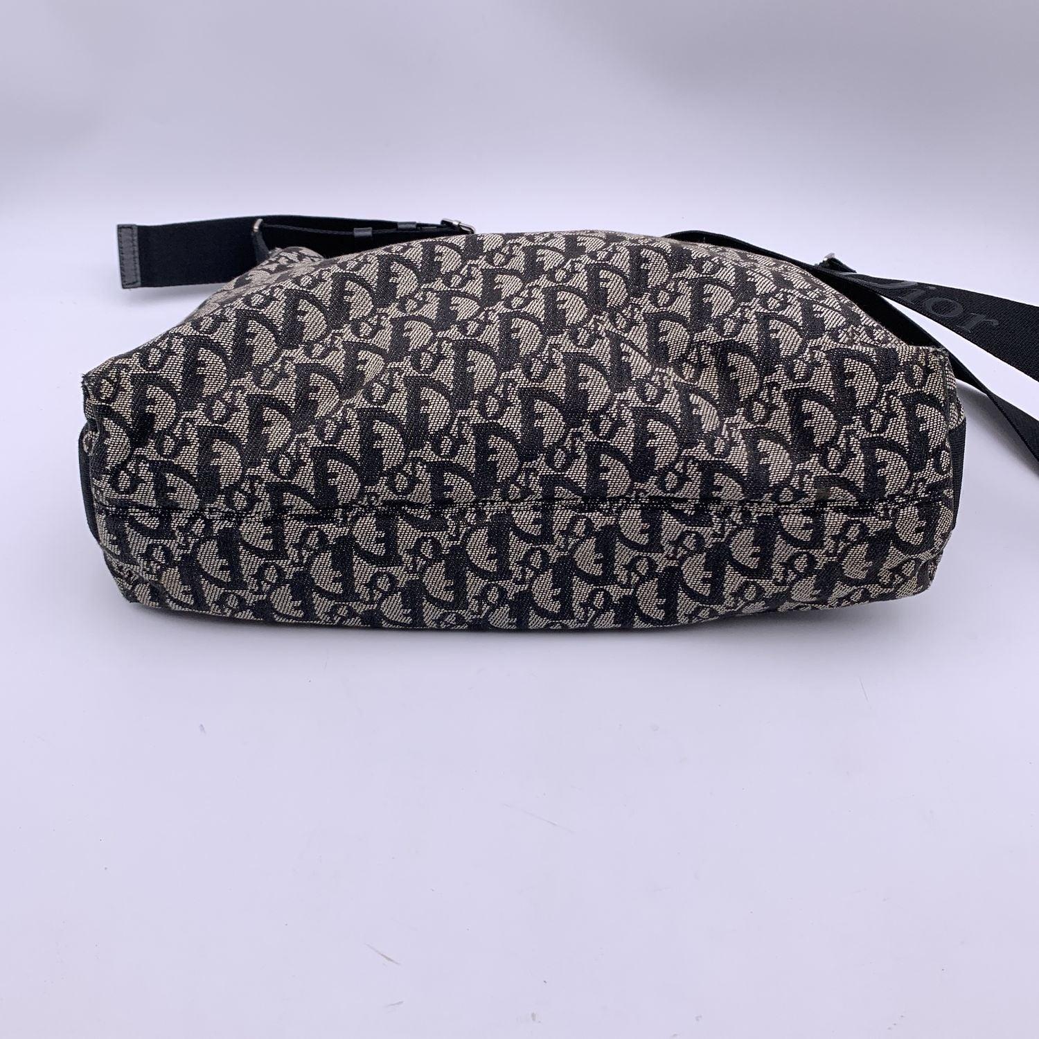 Christian Dior Bolso Mensajero de Lona Negro Monograma Oblicuo en venta 4
