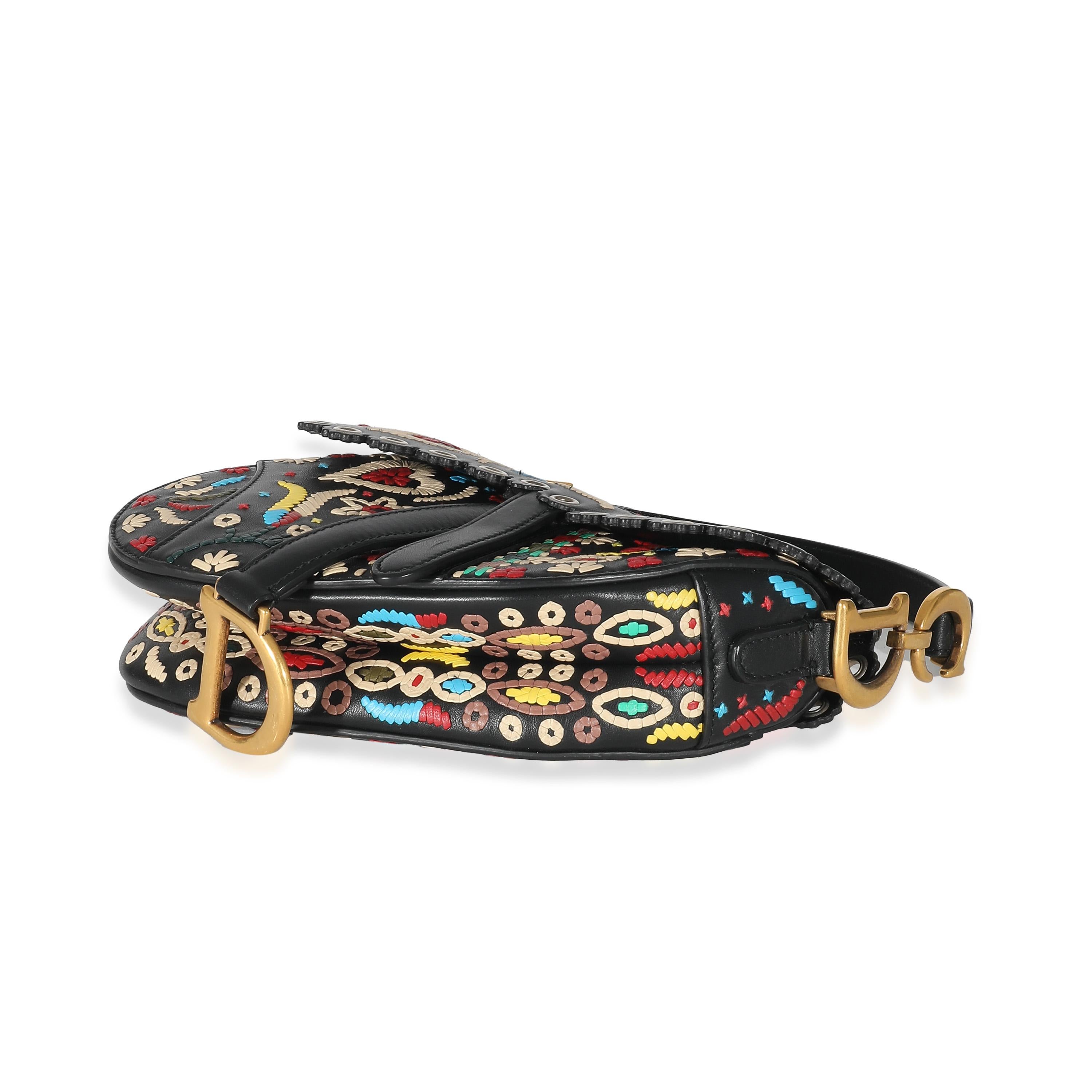 Auflistung Titel: Christian Dior Schwarz Multicolor bestickte Mini-Satteltasche
SKU: 135988
Zustand: Gebraucht 
Handtasche Zustand: Ausgezeichnet
Bemerkungen zum Zustand: Der Artikel ist in ausgezeichnetem Zustand und weist leichte Gebrauchsspuren