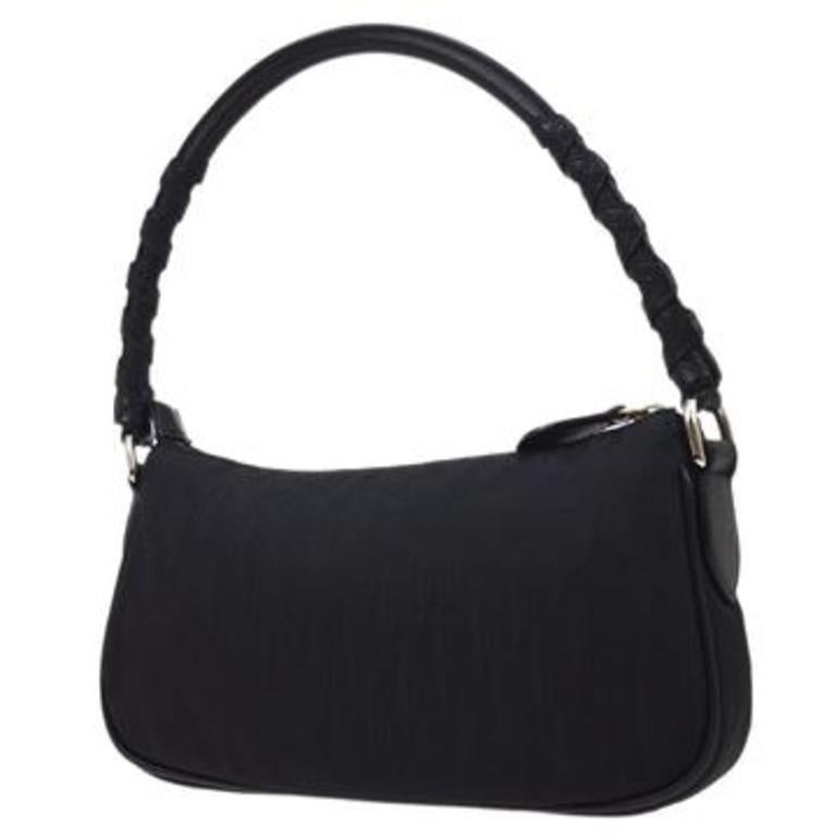 Christian Dior Schwarze Nylon-Leder-Umhängetasche mit silbernem Charm-Griff im Zustand „Gut“ im Angebot in Chicago, IL