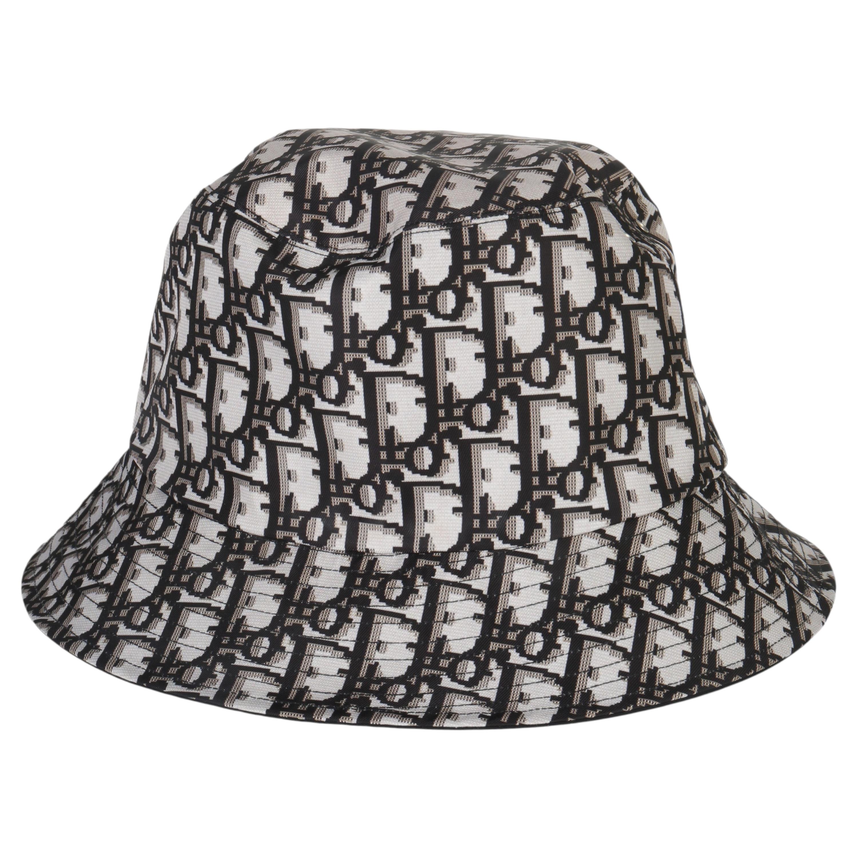 Christian Dior Noir Nylon réversible Teddy Bucket Hat 56 en vente