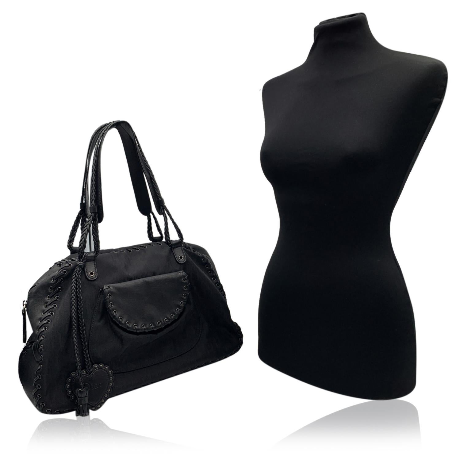 Christian Dior Schwarze schräge Canvas-Tragetasche mit Herzanhänger im Zustand „Hervorragend“ in Rome, Rome