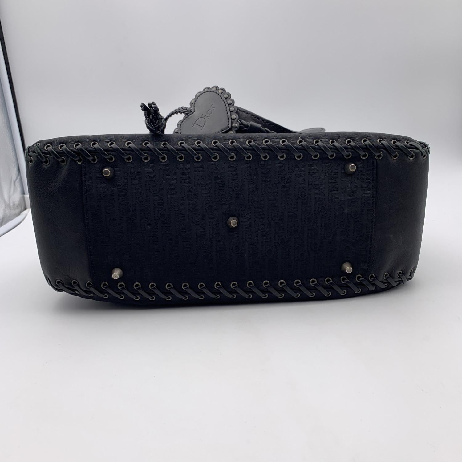 Christian Dior Schwarze schräge Canvas-Tragetasche mit Herzanhänger 4