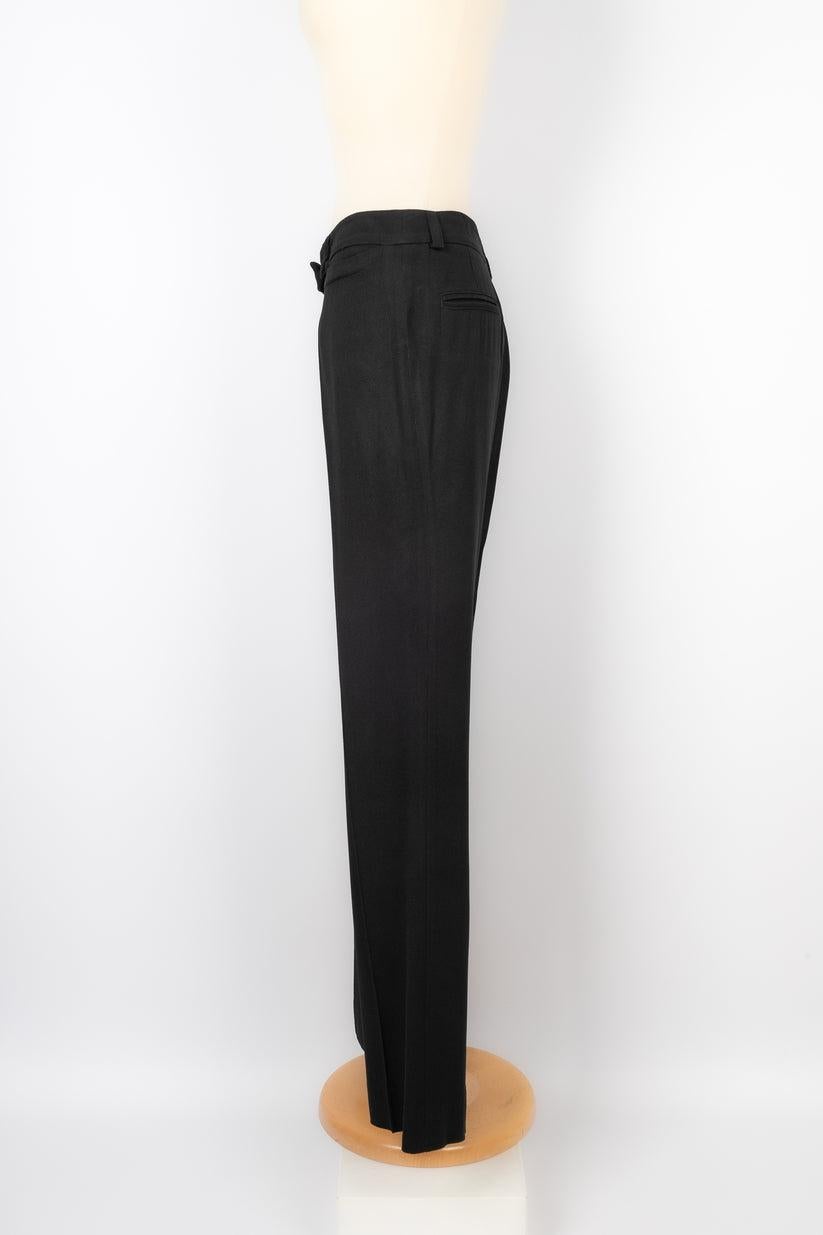 Dior - (Fabriqué au Portugal) Pantalon noir. Taille 38FR indiquée.

Informations complémentaires :
Condit : Très bon état.
Dimensions : Taille : 39 cm - Hanches : 50 cm - Longueur : 103 cm

Référence du vendeur : FJ99