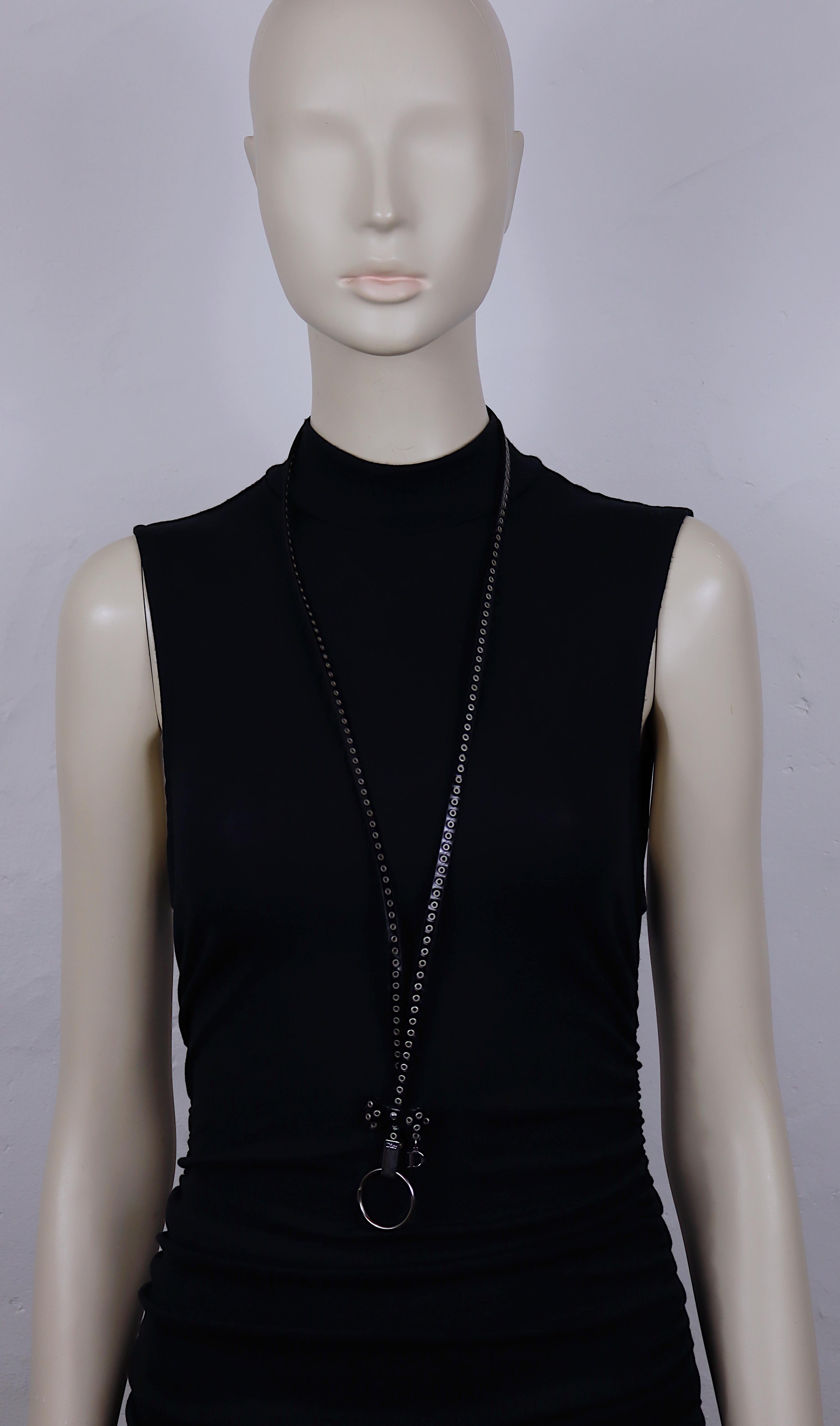 Portachiavi da collo lungo in vernice nera di Christian Dior impreziosito da occhielli e fiocco in tonalità argento.

Hardware in tonalità argento.

DIOR in rilievo.

Misure indicative: lunghezza circa 45 cm (17,72 pollici).

Materiale: Pelle