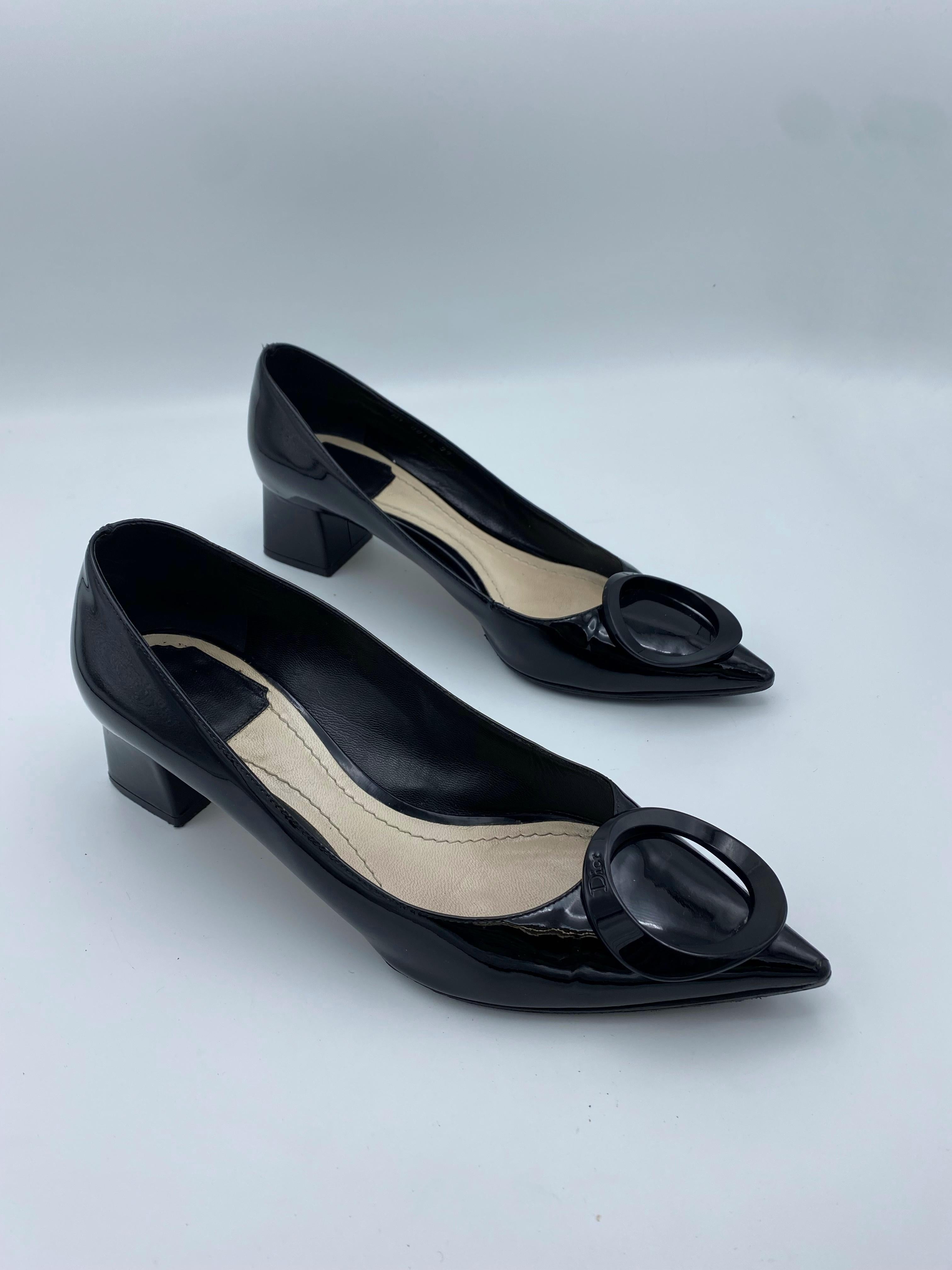 Product details:

The shoes made out of black patent leather, it features pointy toe and block low heel (2