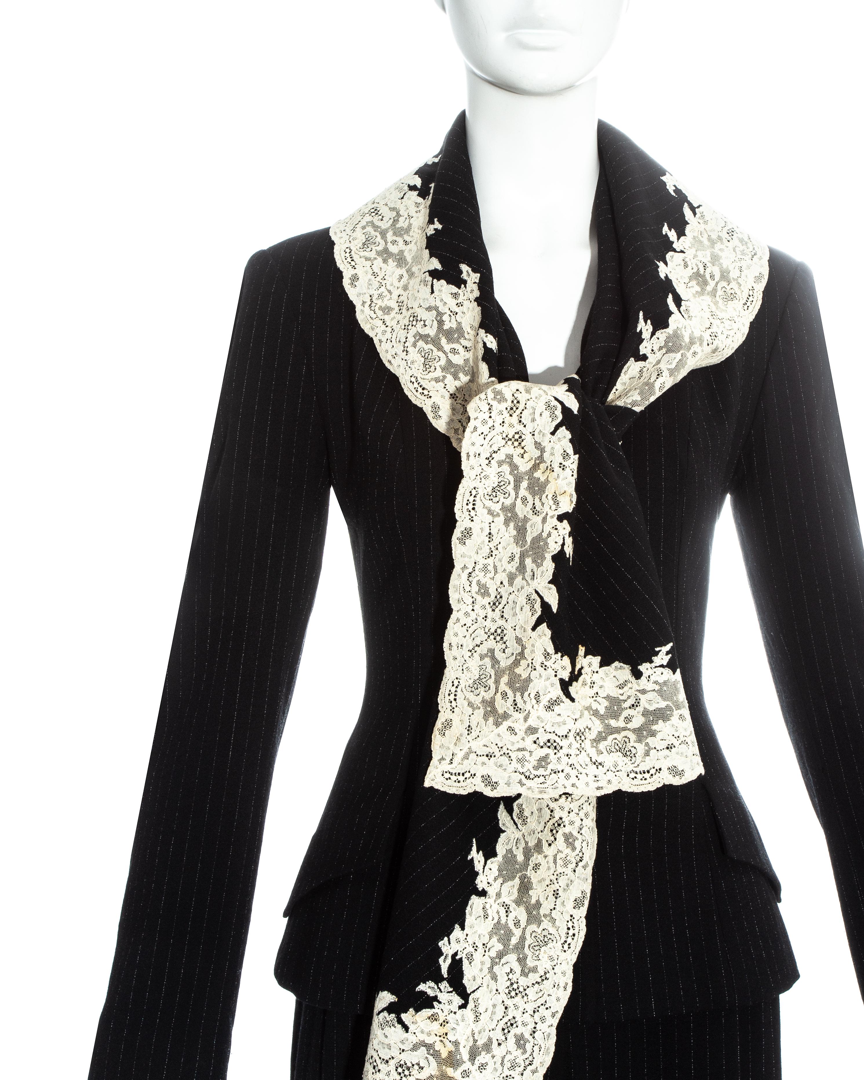 Noir Costume en laine noire à rayures Christian Dior bordé de dentelle blanche Calais, automne-hiver 1998 en vente