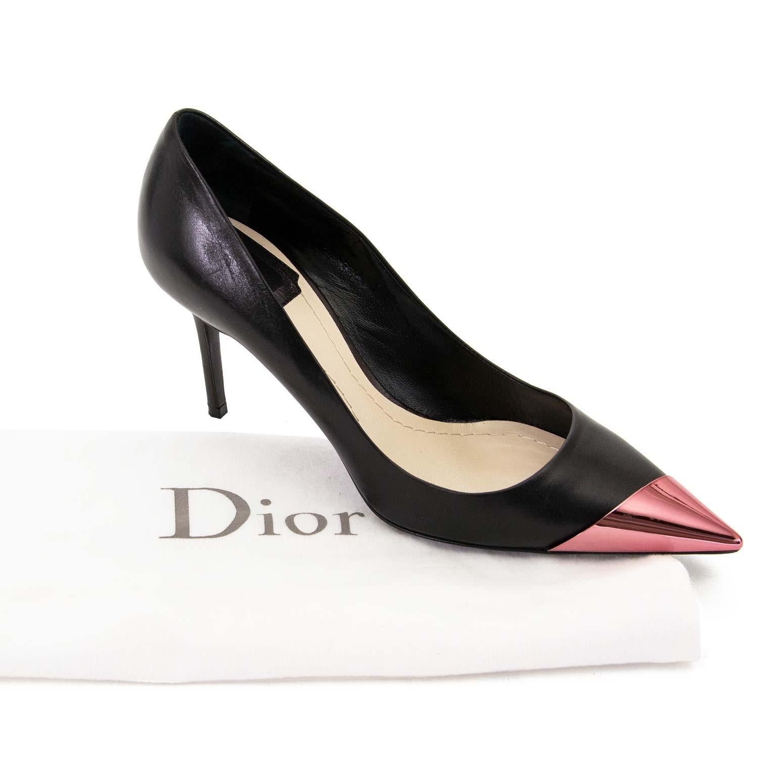 As New!

Christian Dior Black Pointed Metallic Cap Toe Pumps - Size 36.5

Looking for a classic pair of pumps with a twist?
These gorgeous Christian Dior pumps are crafted in black leather and feature a metallic pink cap toe.
These beauties will add