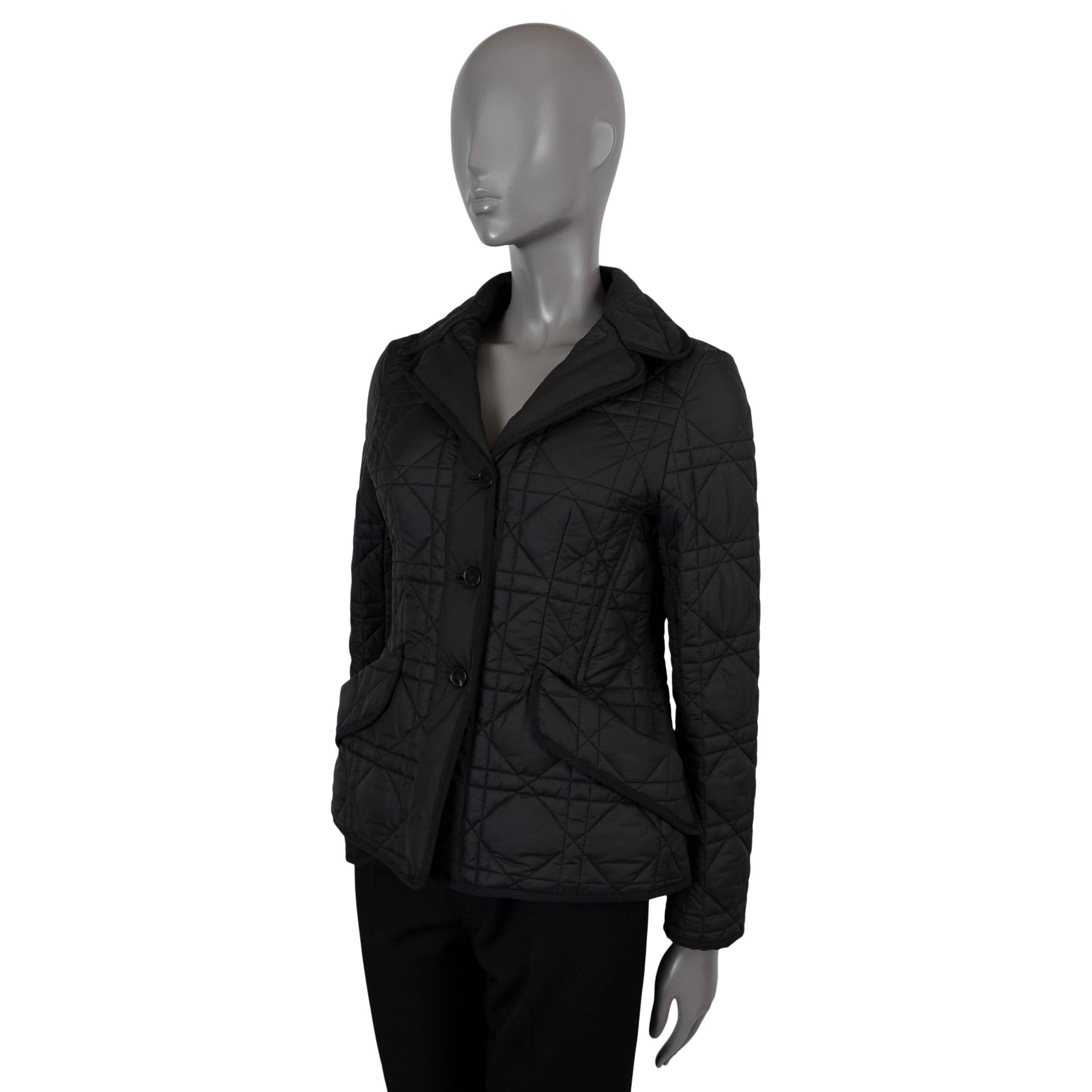 100% authentische Christian Dior 30 Montaigne Macrocannage Bar Jacke in schwarz gepolstert Polyester (100%). Mit Einschnittkragen, zwei Pattentaschen auf der Vorderseite und gesticktem Bienenlogo. Wird mit drei Knöpfen auf der Vorderseite geöffnet.