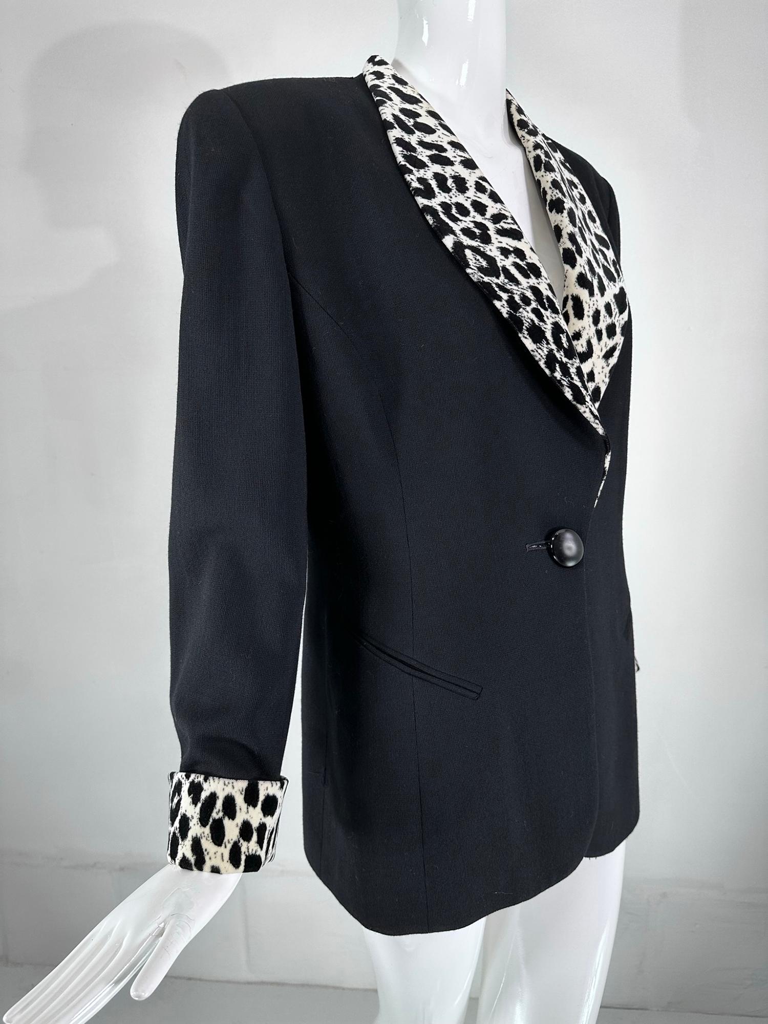 Christian Dior Prinzessin Naht Smoking-Stil Jacke mit Leopard Samt Kragen, Verkleidungen  & Manschetten. Schwarze Jacke aus Woll-Crêpe, taillierte, hüftlange Silhouette, schräge Besentaschen vorne. Einreihige Jacke mit Schalkragen und passenden