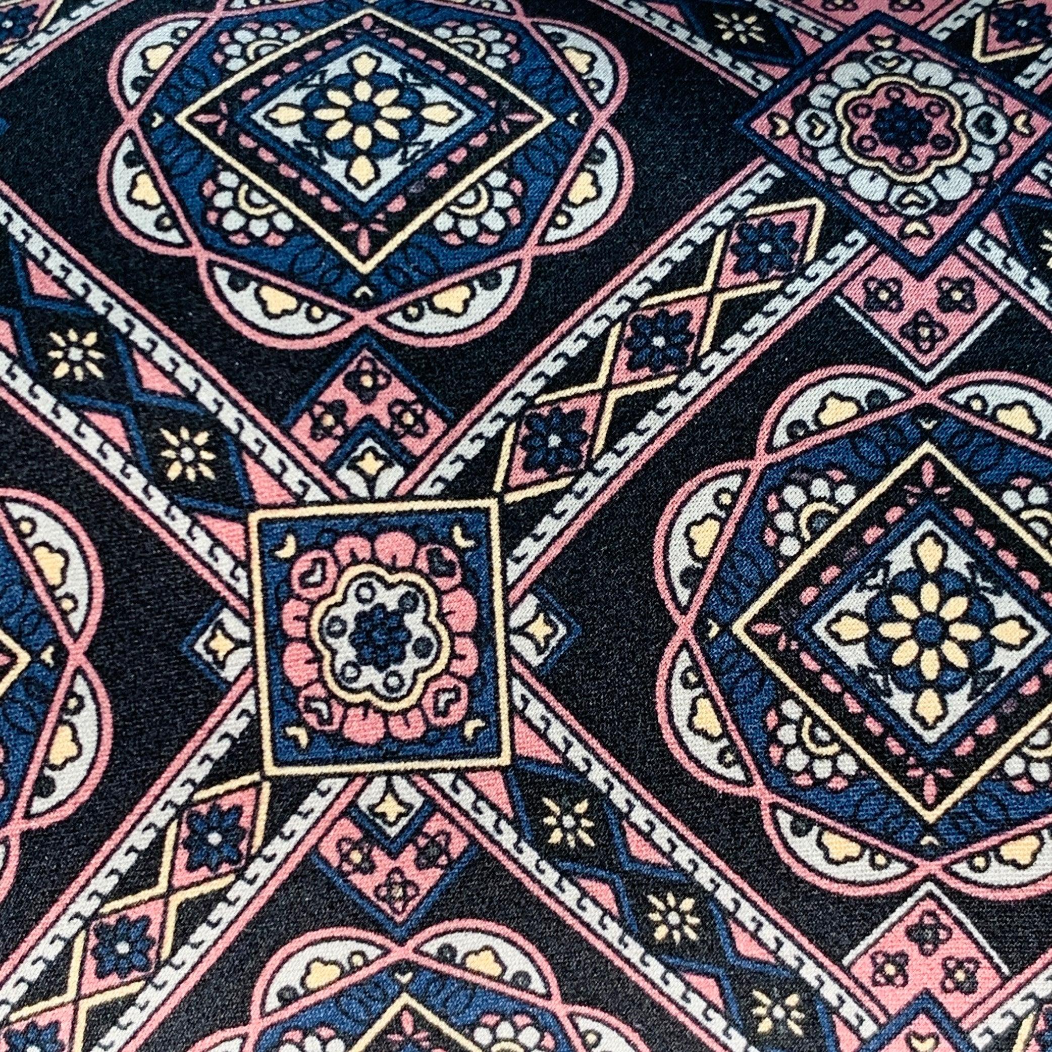 CHRISTIAN DIOR
cravate en soie noire et violette à motif abstrait. Fabriqué aux USA.Nouveau avec étiquettes.Largeur : 3.75 pouces Longueur : 58 pouces  
  
  
 
Référence Sui Generis : 140813
Catégorie : Cravate
Plus de détails
    
Marque : 