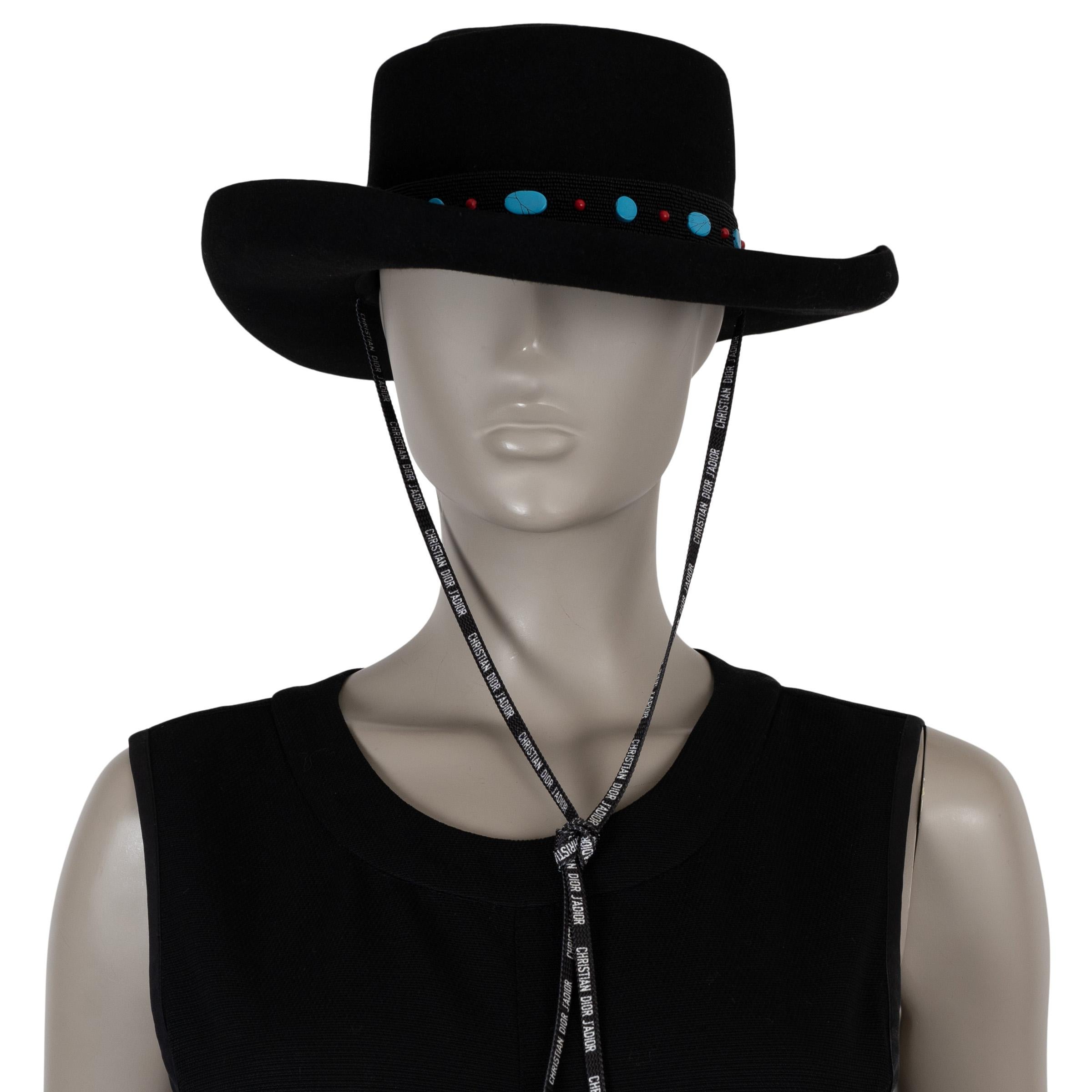 Questo cappello da cowboy selvaggio di Christian Dior, autentico al 100%, è realizzato in feltro di coniglio nero. Presenta una silhouette strutturata con tesa larga, una fascia di perline nere impreziosita da pietre di turchese e diaspro e un