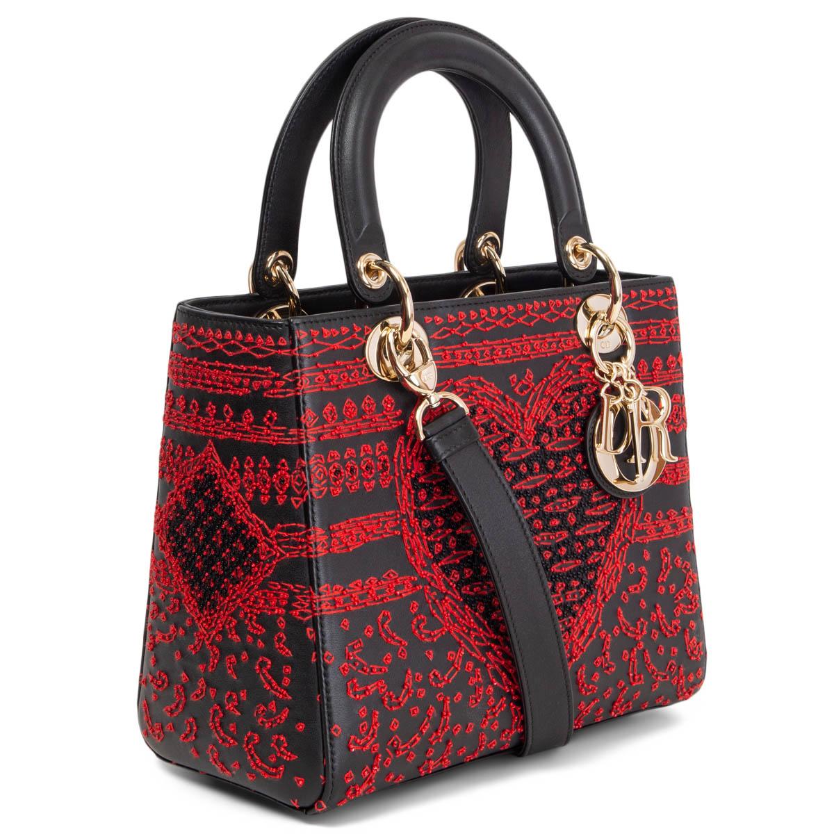 100% authentique Christian Dior Limited Edition Lady Dior sac à bandoulière en cuir de veau noir orné de perles rouges et noires et de broderies en forme de cœur et de trèfle. Le sac est doté de ferrures de couleur or clair. Il s'ouvre par une