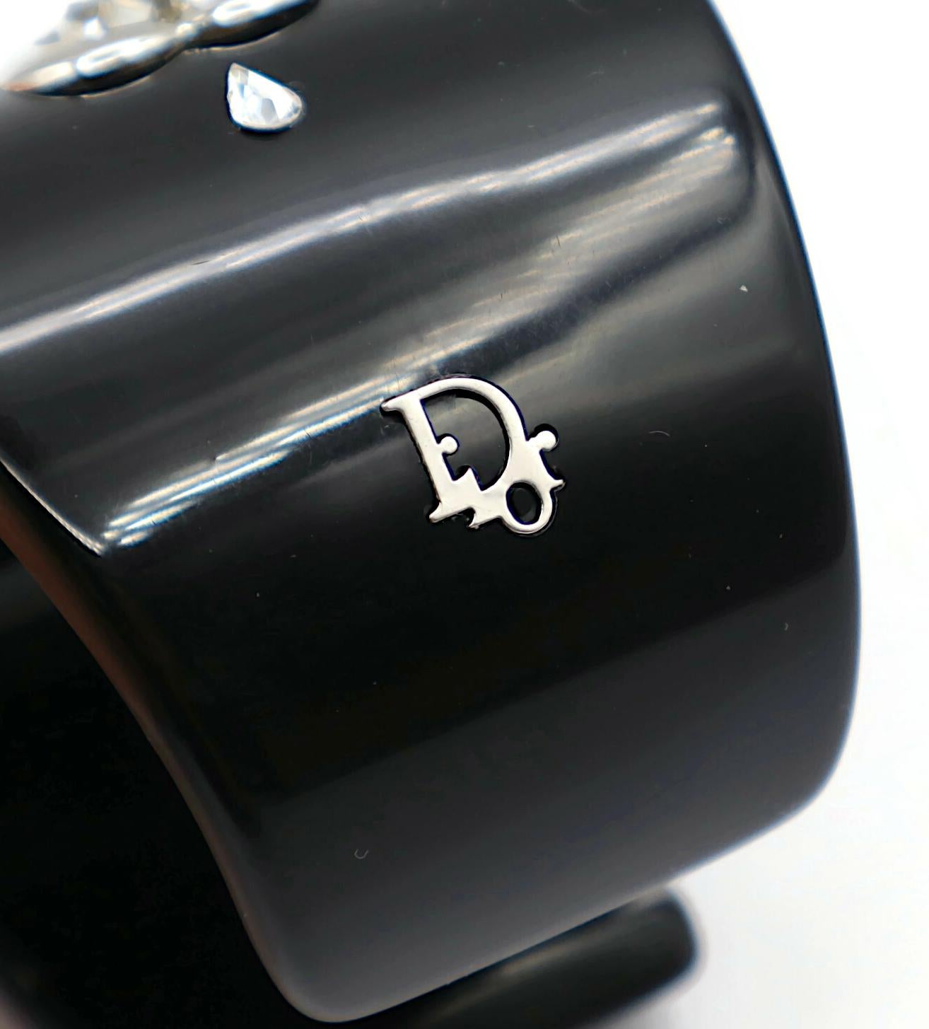 CHRISTIAN DIOR Manchette cœurs en résine noire en vente 7