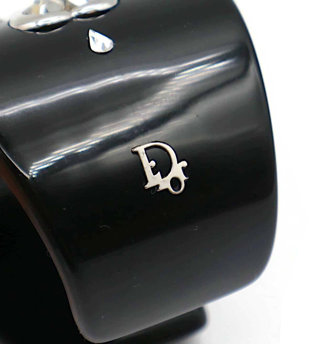 CHRISTIAN DIOR Manchette cœurs en résine noire en vente 6