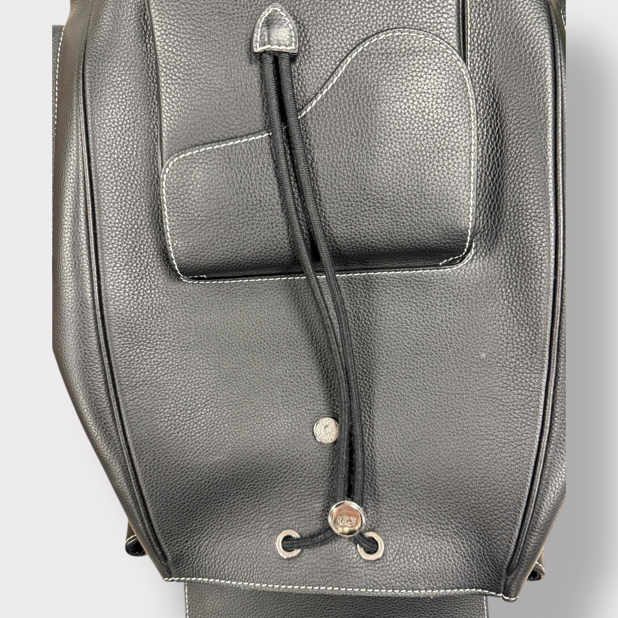 CHRISTIAN DIOR BLACK SADDLE BACKPACK MEN PRE OWNED KIM JONES COLLECTION 2022 vau In Excellent Condition For Sale In Montreal, Quebec