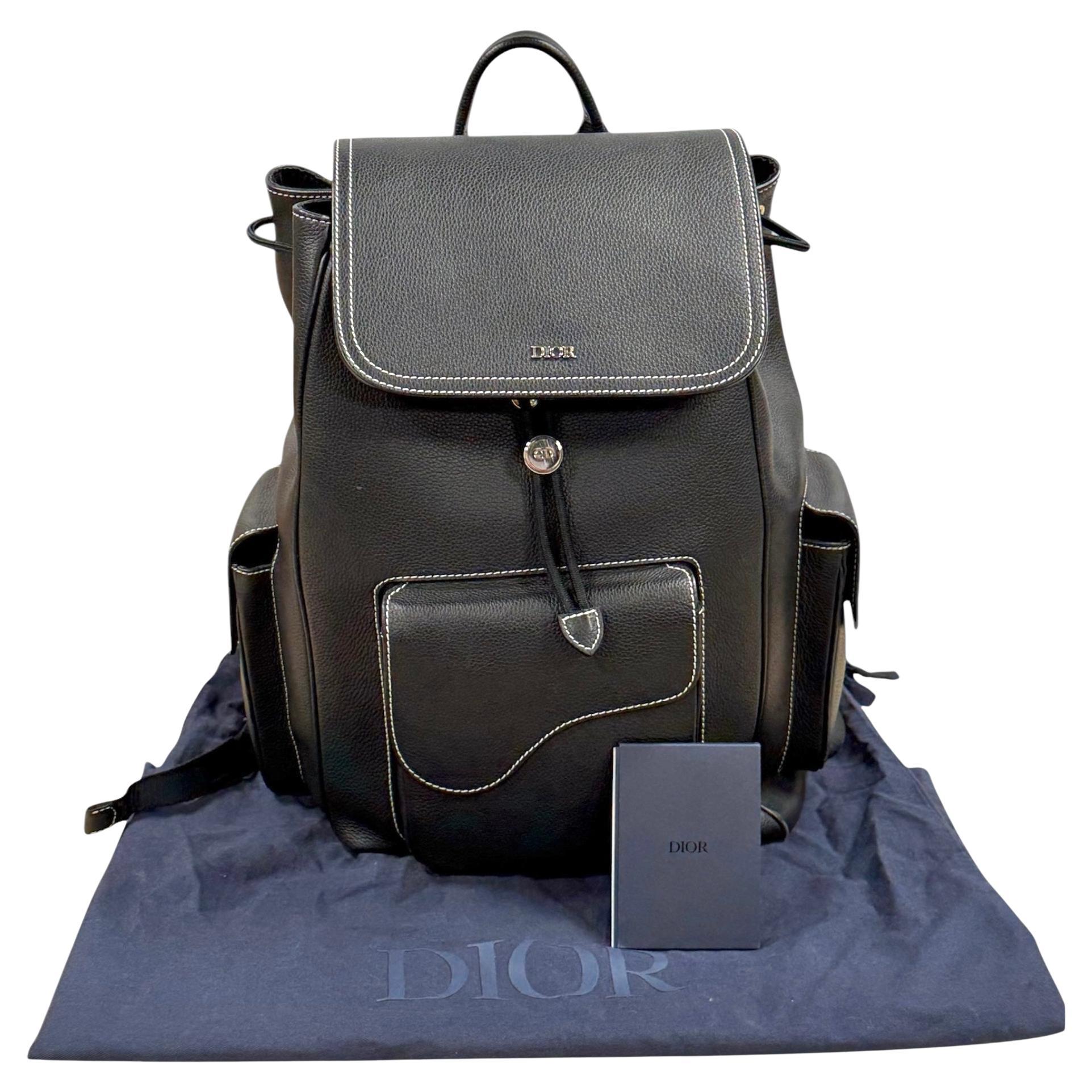 DIOR MEN Black Leather Backpack – 2022 Kim Jones Collection
Premium black leather with silver-tone hardware
Comfortable flat top handle & adjustable shoulder straps
Three exterior pockets for easy access
Twill-lined interior with a single pocket for