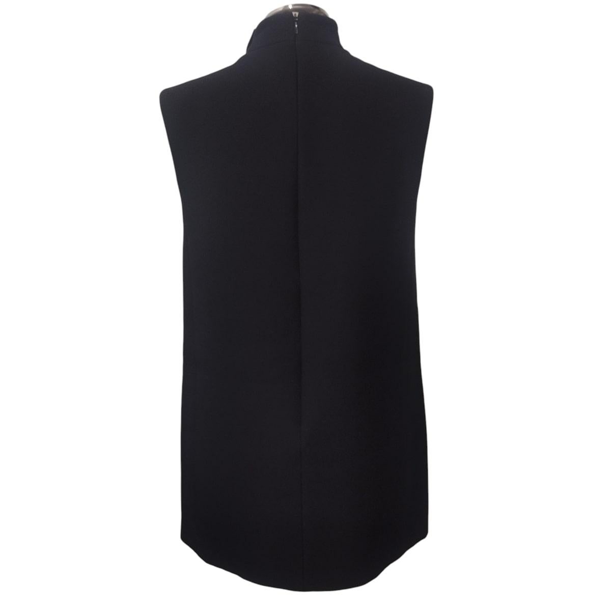 Lana (77%) y seda
Color negro
Sin mangas
Longitud total cm 78 (30,7 pulgadas)
Talla 34 francesa, 38 italiana
Precio original 1579
Envío exprés a todo el mundo incluido en el precio