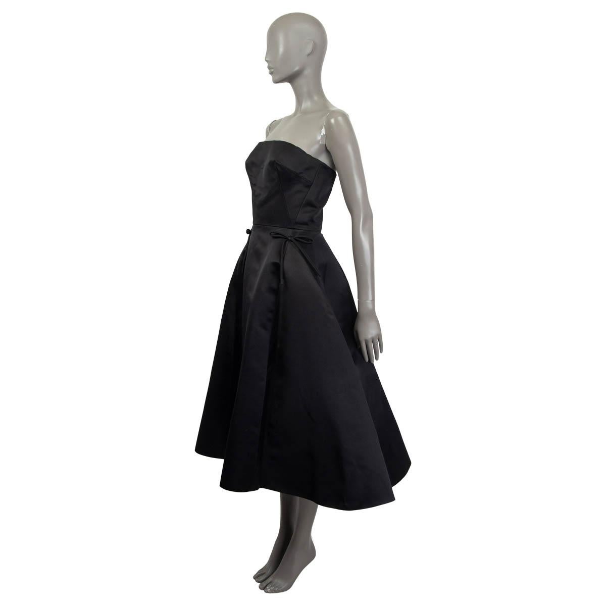 100% authentic Christian Dior 2016 flared corsage satin dress in black silk (100%). Features two meshes on the front and a tulle slip skirt. Corsage and dress both open with a concealed zipper and a hook at the back. Skirt opens with concealed