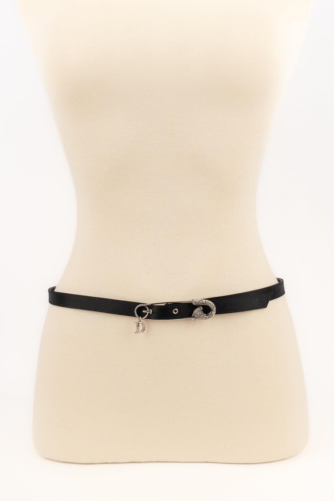 DIOR - (Made in Italy) Black silk and leather belt. Silvery metal safetypin buckle ornamented with rhinestones.

Additional information:
Condition: Very good condition
Dimensions: Length: from 70 cm to 75 cm

SKU:ACC50