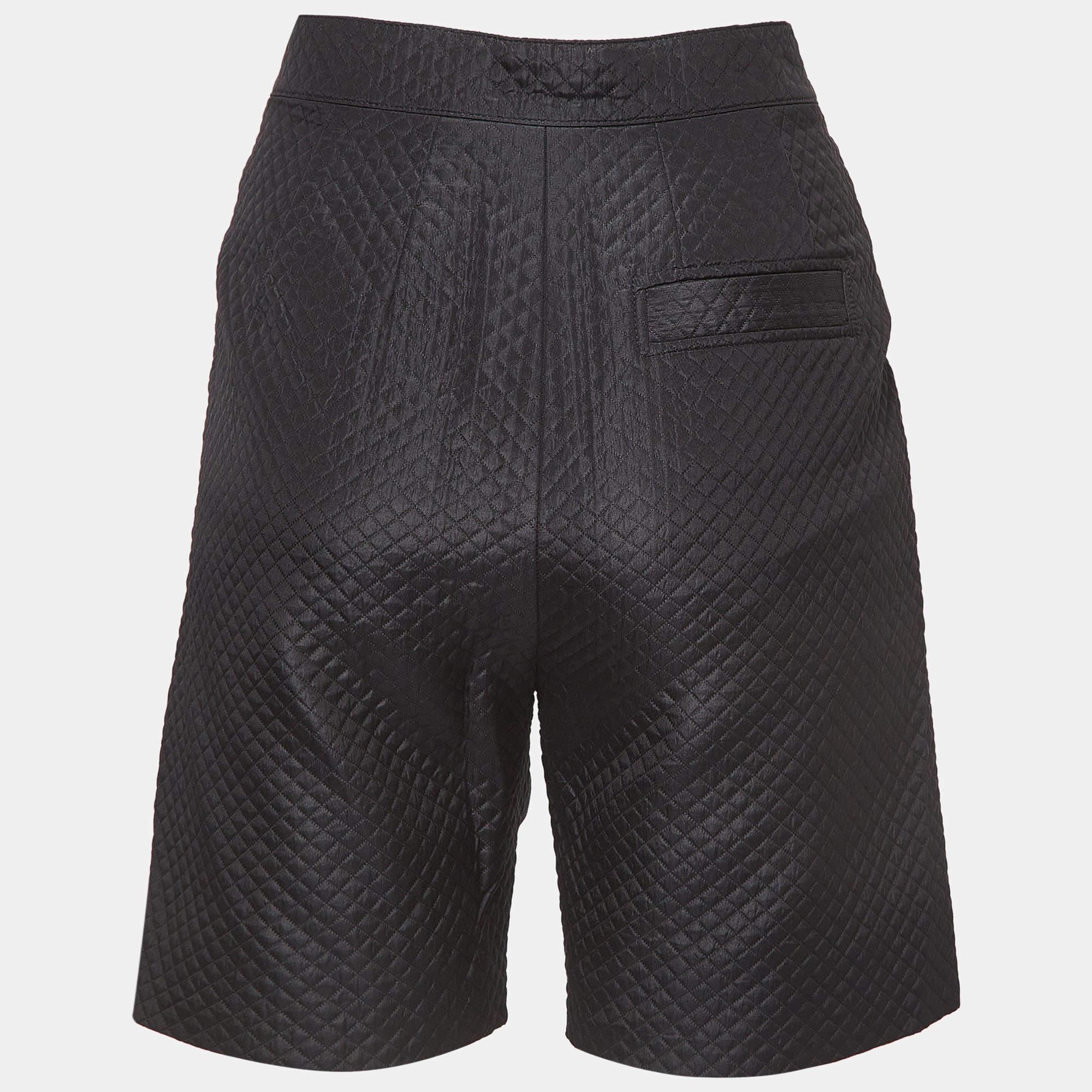 Beachy vacations call for a stylish pair of shorts like this. Stitched using high quality fabric this pair of shorts is styled with classic details and has a superb length. Wear it with T shirts.