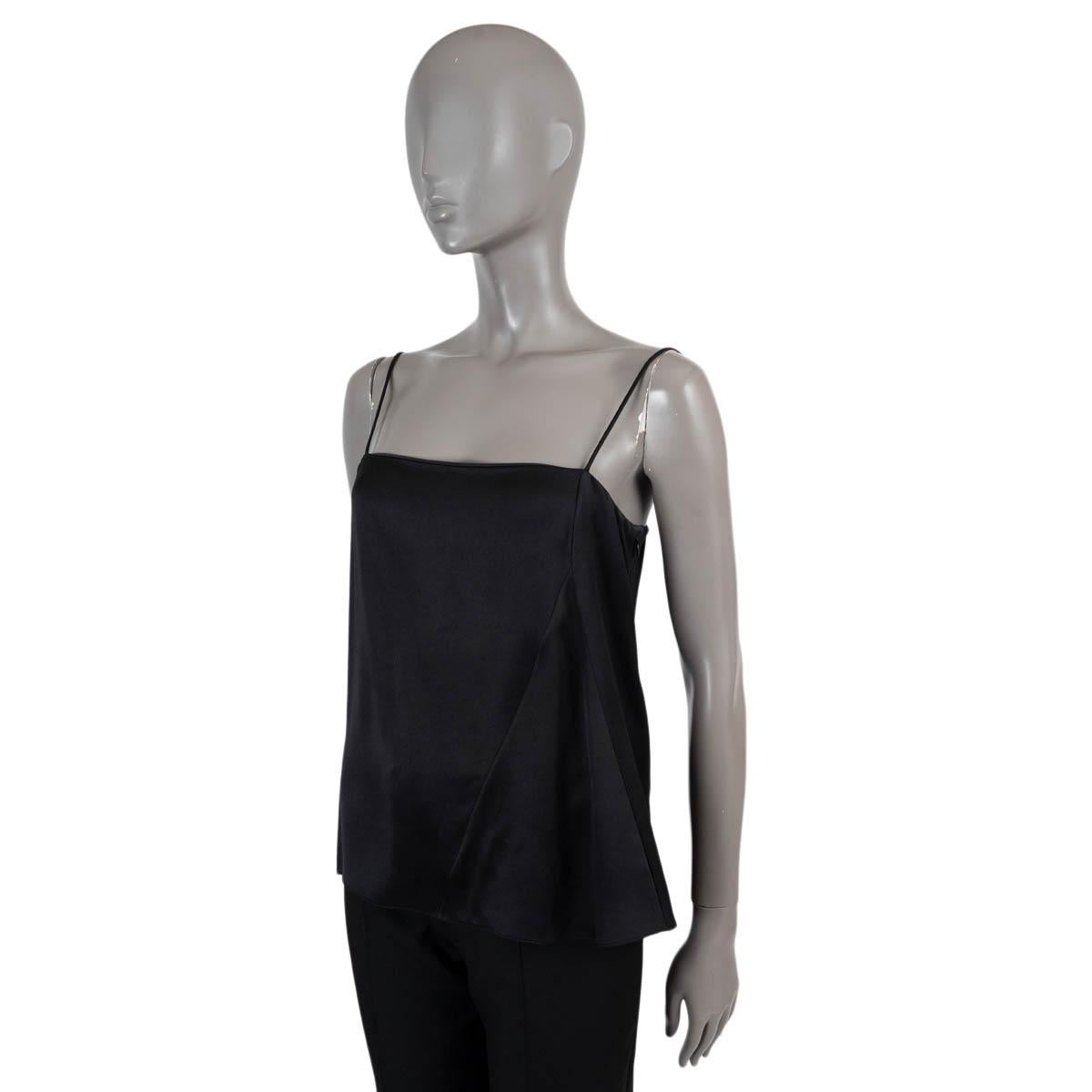 100% authentique Christian Dior camisole en soie noire (100%). S'ouvre par une fermeture à glissière sur le côté. A été porté et est en excellent état.

Mesures
Modèle	4A21529A1616
Taille de l'étiquette	38
Taille	S
Buste de	84cm (32.8in)
Taille