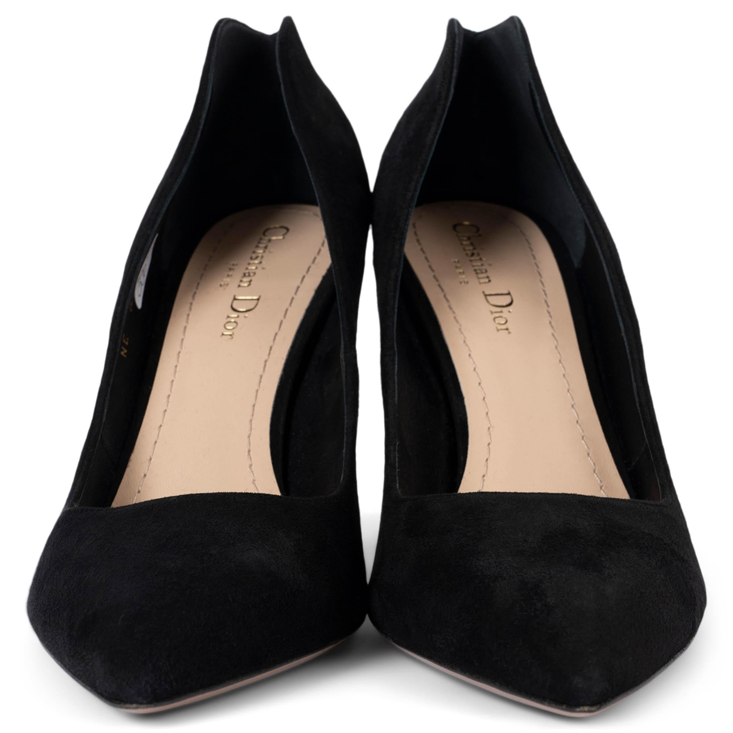 100% authentique Christian Dior 2017 DiorAmour escarpins à bout pointu en cuir velours noir rehaussé d'un cœur en cuir de veau rouge sur le talon. État neuf. Livré avec un sac à poussière. 

Mesures
Taille imprimée	41
Taille des