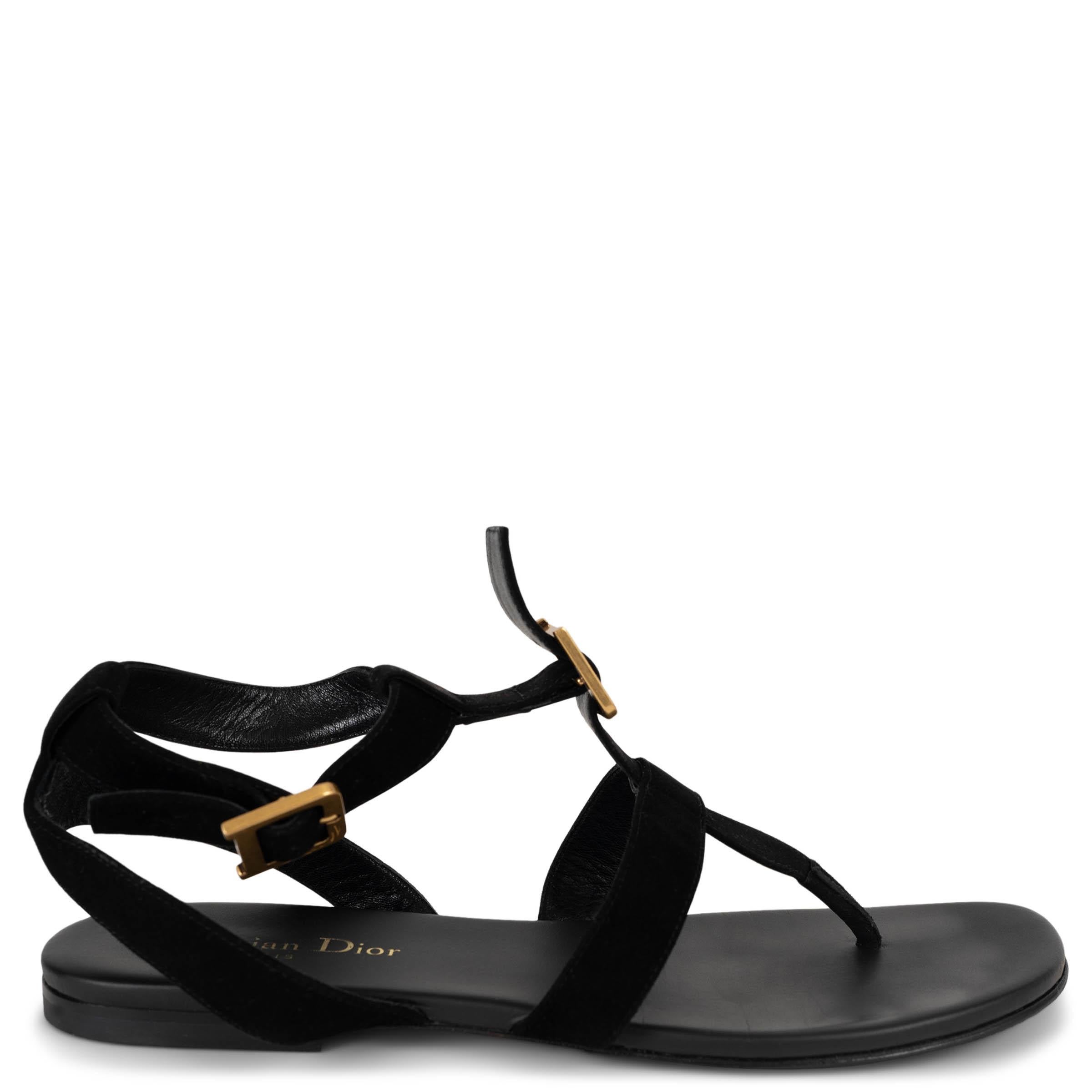 Questi sandali piatti di Christian Dior, autentici al 100%, sono realizzati in morbida pelle scamosciata nera e combinano un'eleganza senza tempo con il comfort di tutti i giorni. Progettate con cinturini alla caviglia, presentano raffinate fibbie