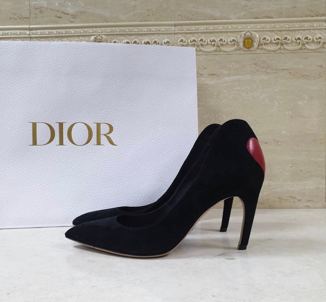 CHRISTIAN DIOR Black Suede Dioramour Heart Pumps In Excellent Condition In Krakow, PL