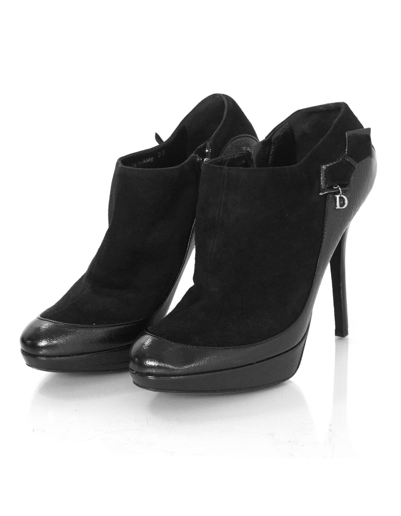 Christian Dior Black Suede & Leather Booties Sz 38

Features bow detail with D charm

Made In: Italy
Color: Black
Materials: Suede, leather
Closure/Opening: Side zip closure
Sole Stamp: Dior 38
Overall Condition: Excellent pre-owned condition with