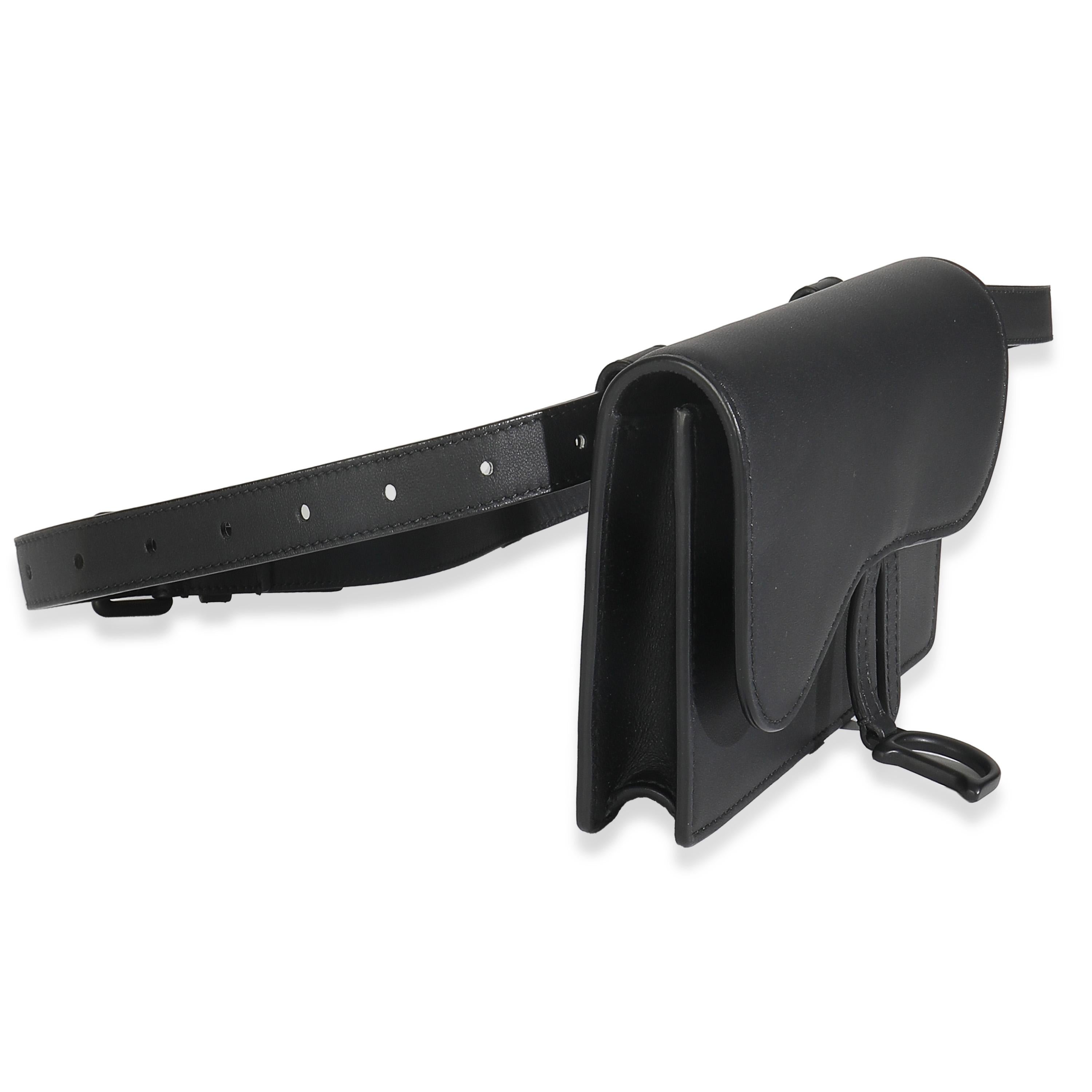 Titolo dell'elenco: Christian Dior Borsa da cintura in pelle di vitello ultra opaca nera
SKU: 148163
MSRP: 1500.00 USD
Condizioni: Usato 
Descrizione delle condizioni: Disegnata da John Galliano nel 1999, la borsa da sella di Dior ha fatto il suo