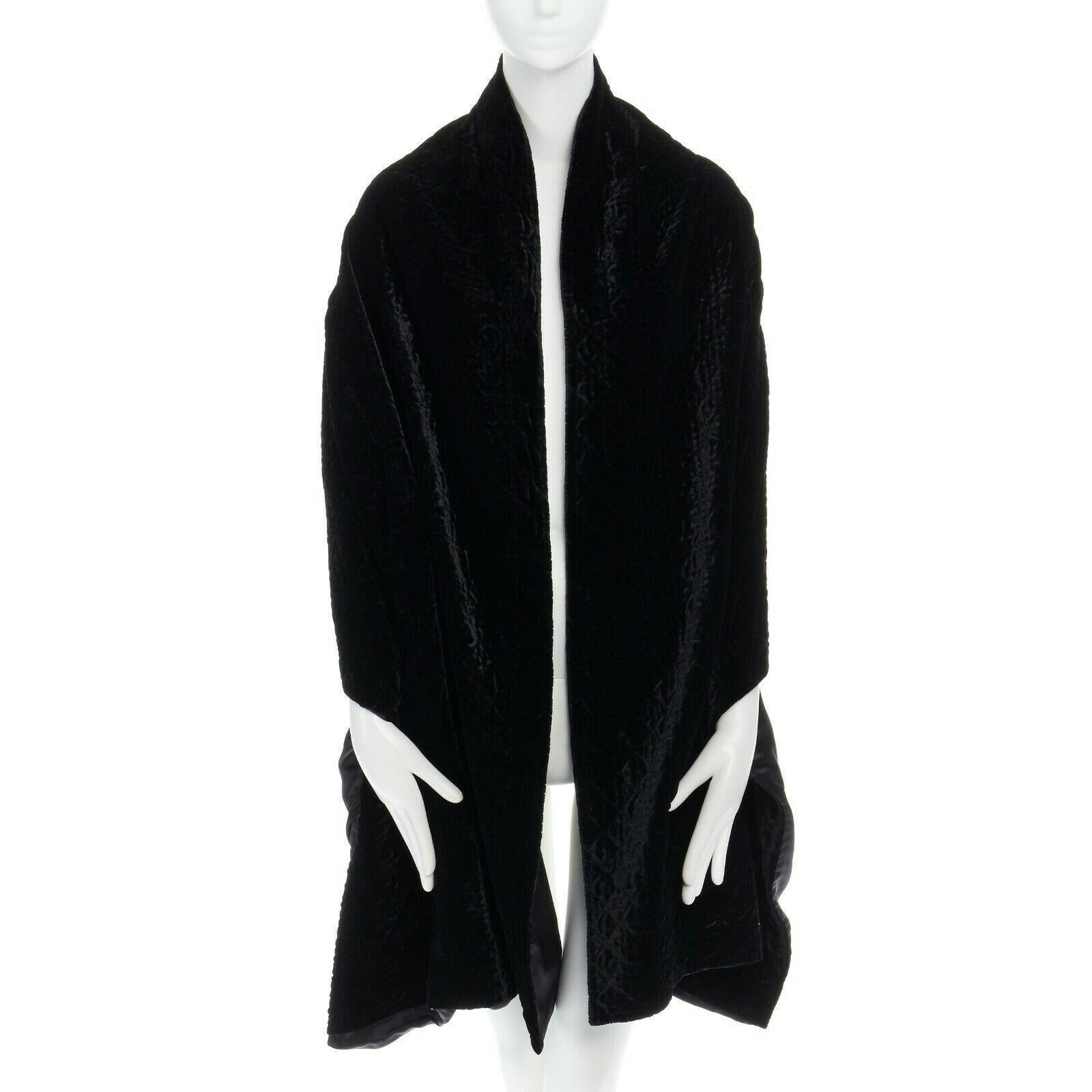 CHRISTIAN DIOR black velvet cannage geometric stitch silk lined shawl scarf
CHRISTIAN DIOR
Silk, viscose. 
Black velvet. 
Tonal signature Dior Cannage geometric stitching. 
100% silk lining. 
Oversized shawl scarf.

CONDITION:
Very good, this item