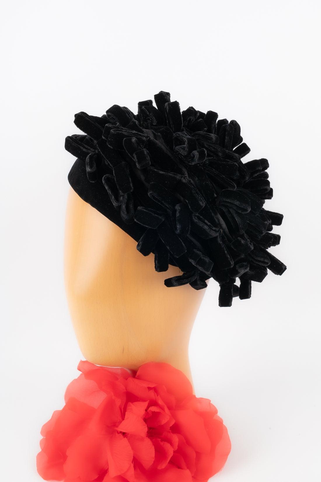 DIOR - (Made in England) Black velvet hat.

Additional information:
Condition: Very good condition
Dimensions: Head circumference: 55 cm

Seller Reference: CHP51