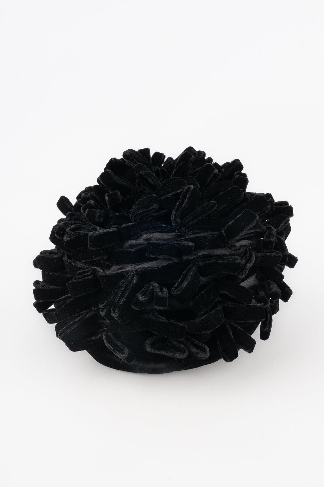 Christian Dior Black Velvet Hat In Excellent Condition In SAINT-OUEN-SUR-SEINE, FR