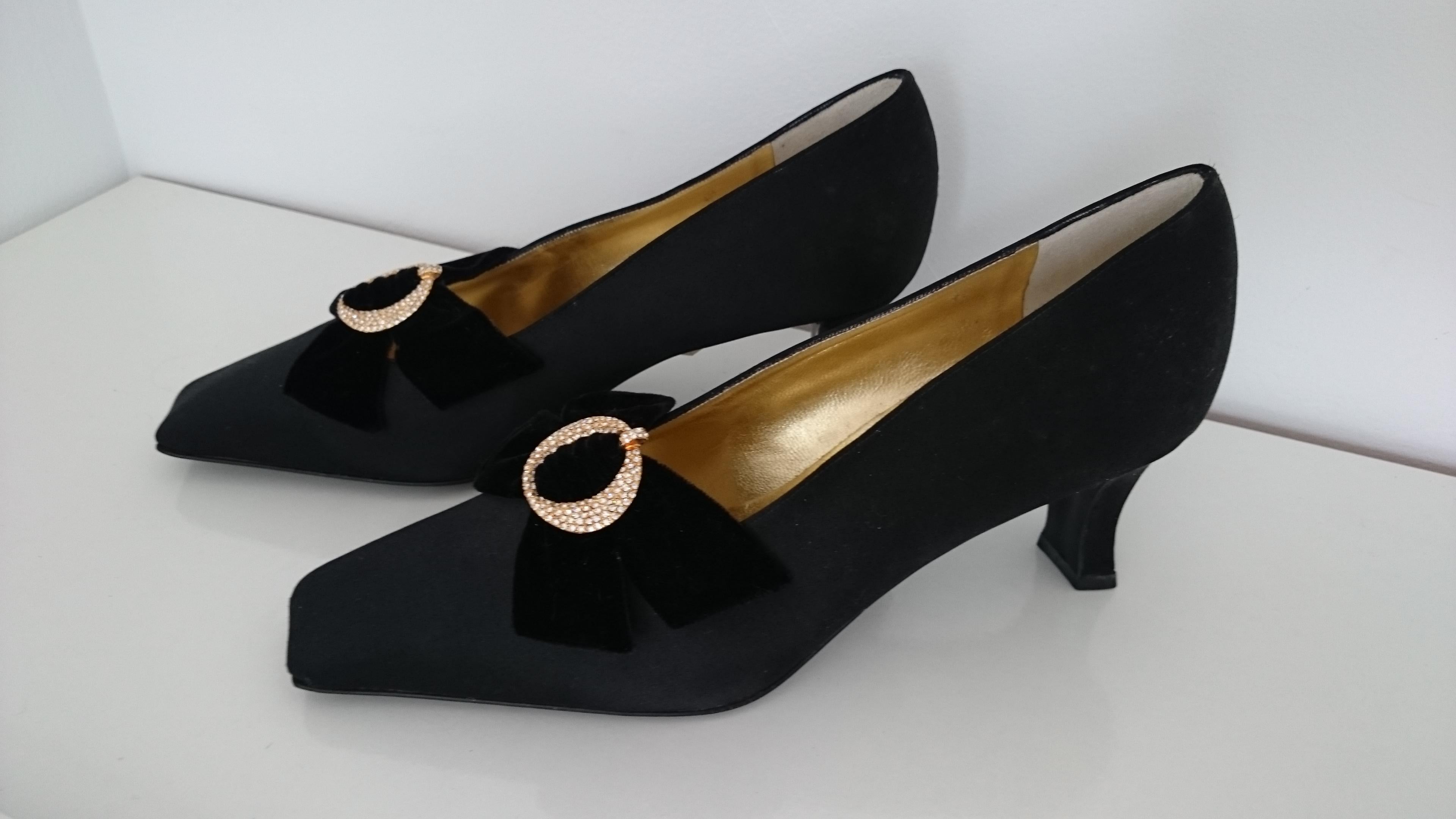 Christian Dior velvet heels.
With bows embroidered with Swarovski. 
Colors: Black and Golden.
Excellent conditions.
Heel height: 7.2 cm
Size 9 1/2 (US)