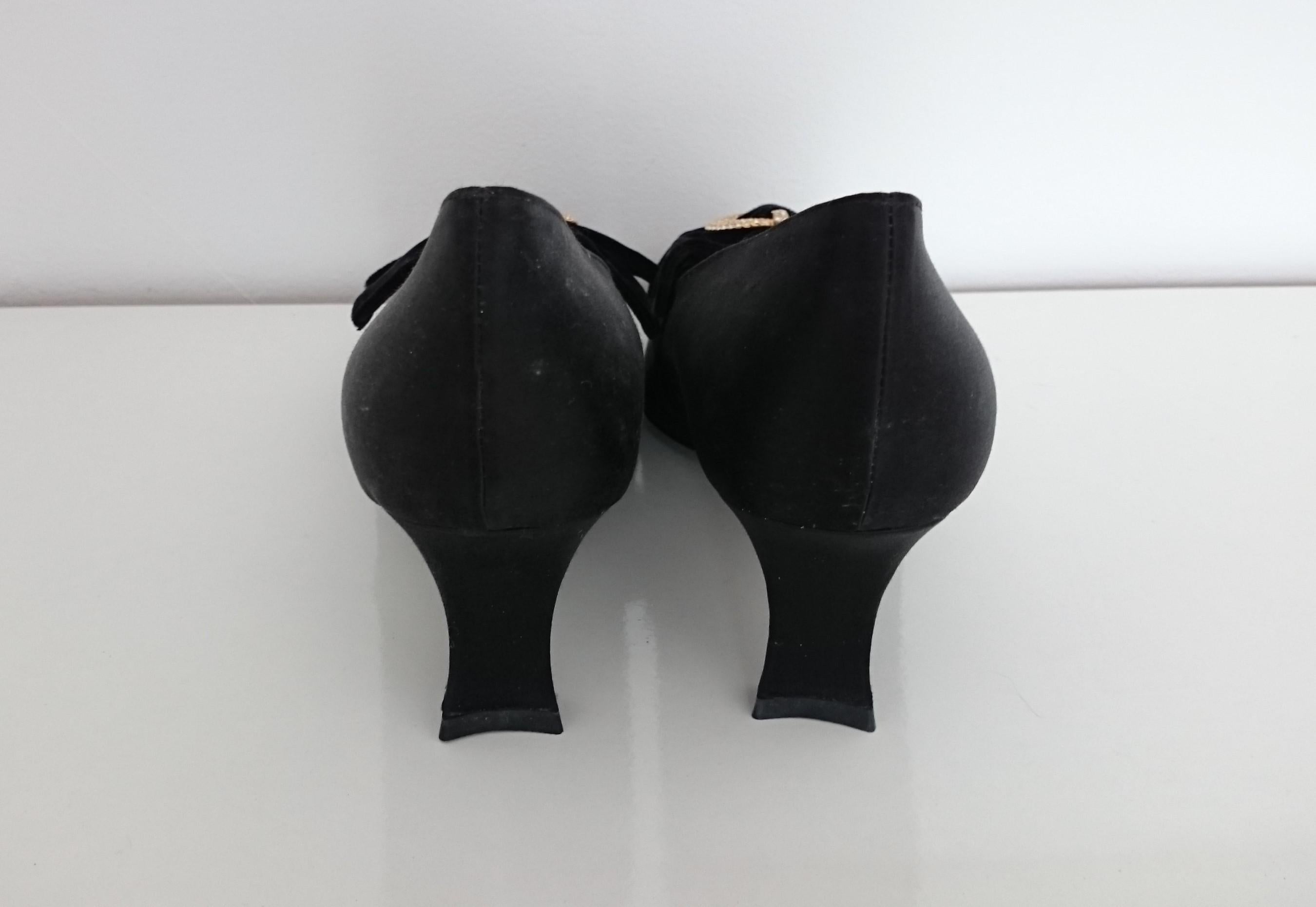 Christian Dior black velvet heels with bows embroidered w/ Swarovski. SIze 9 1/2 In Excellent Condition For Sale In Somo (Santander), ES