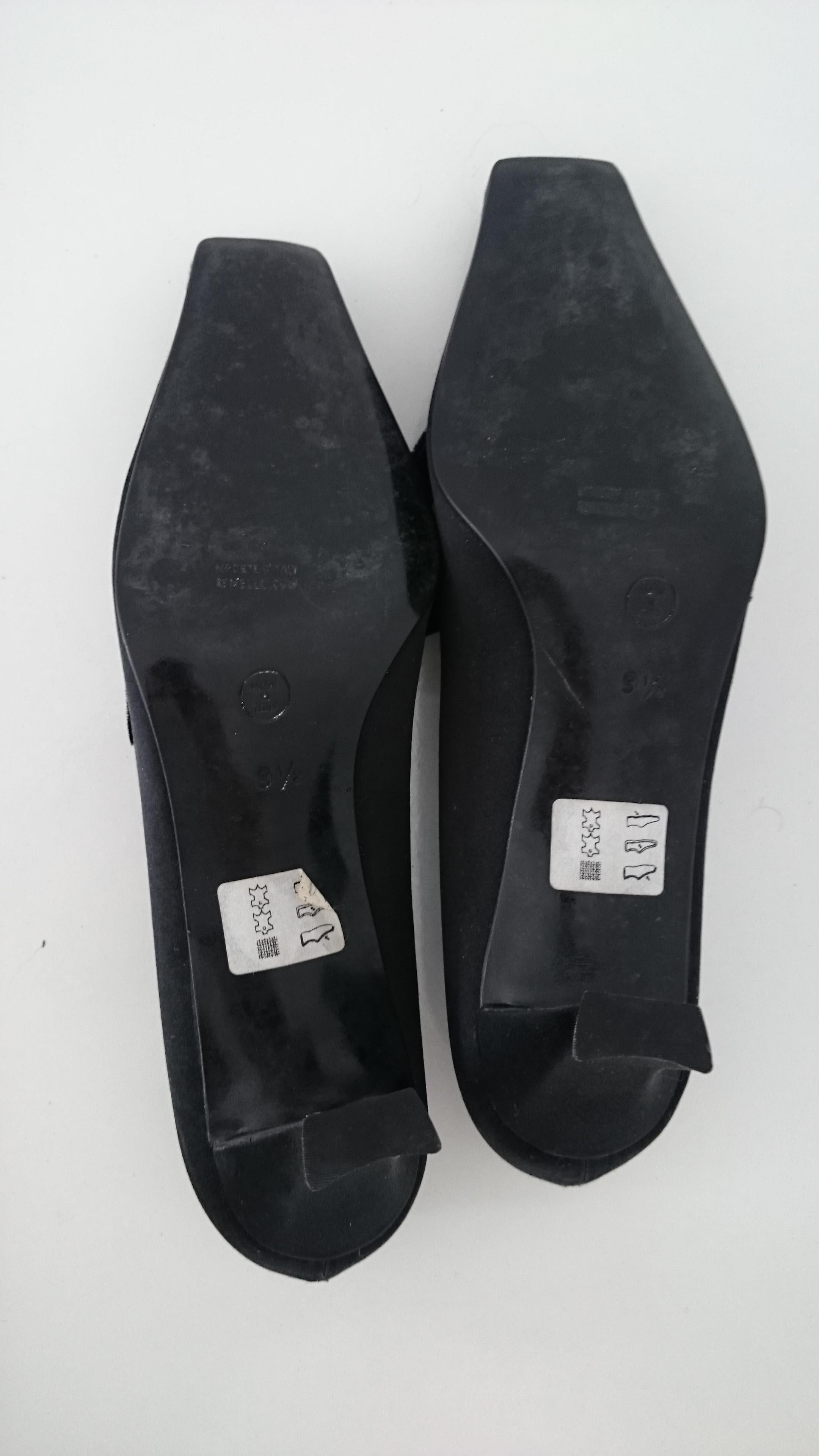 Women's Christian Dior black velvet heels with bows embroidered w/ Swarovski. SIze 9 1/2 For Sale