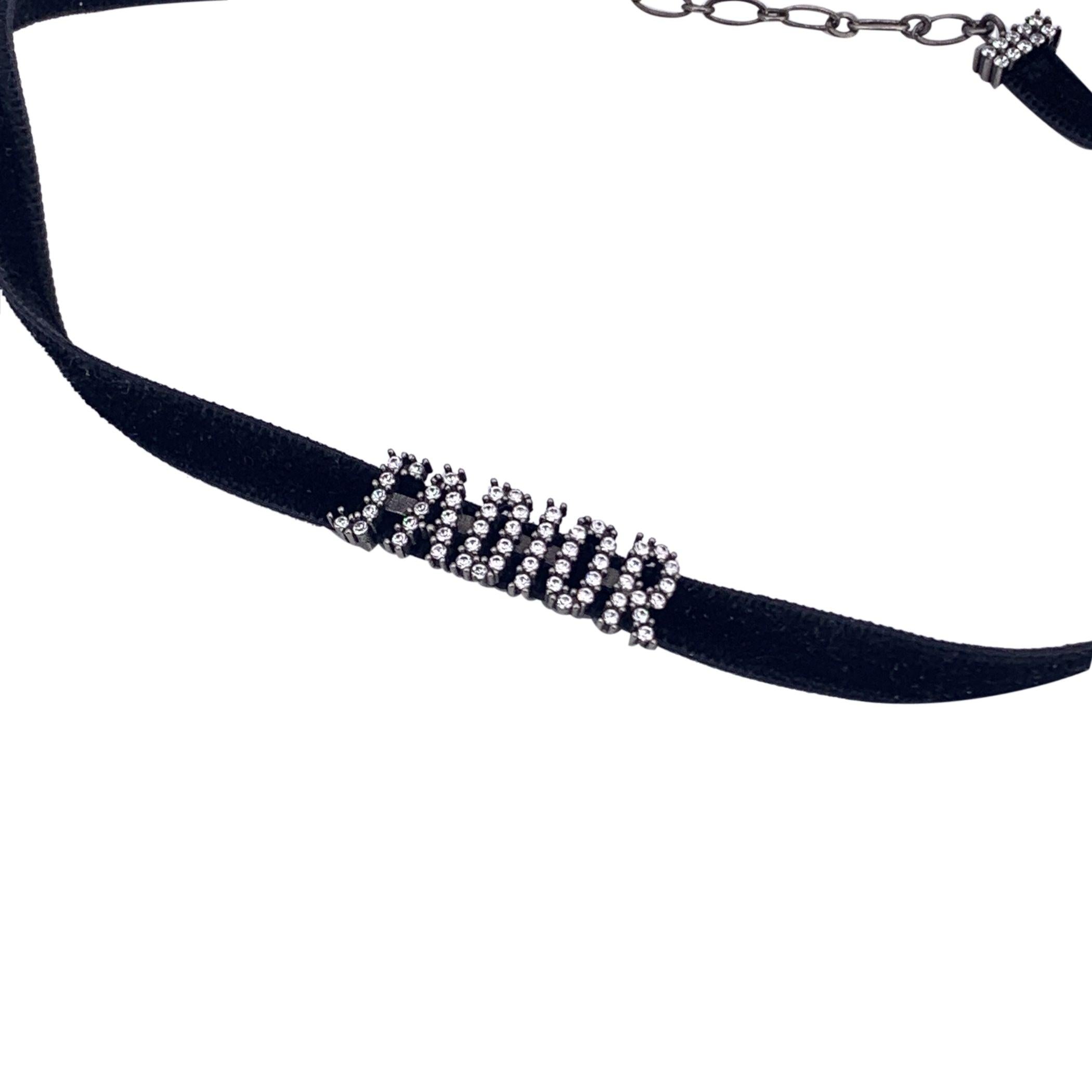 Una declaración de elegancia moderna con un guiño a la audaz feminidad de Dior, este collar gargantilla Christian Dior 