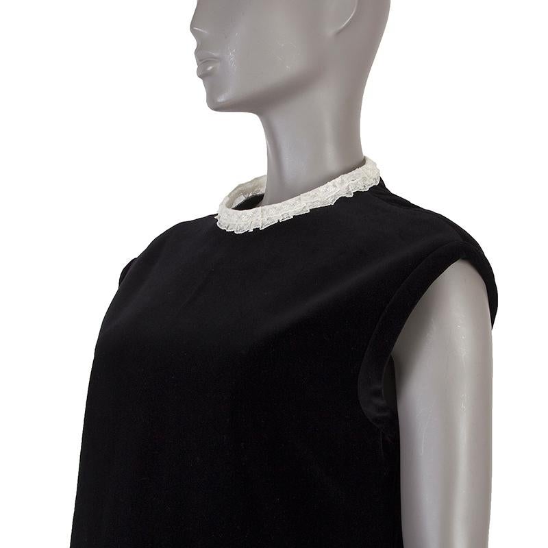 Christian Dior velvet shift dress in black cotton (100%). With ruffled lace neck in off-white cotton (90%) and nylon (10%). Closes with one fabric button and invisible zipper on the back. Lined in black silk (100%). Has been worn and is in excellent
