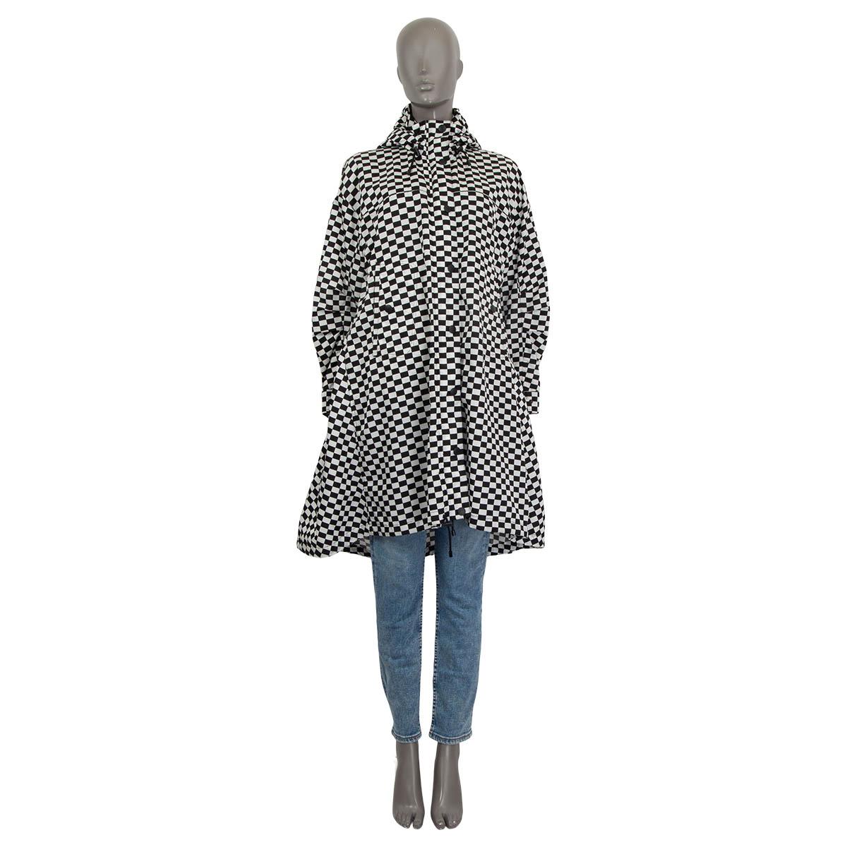 100% authentic Christian Dior 2018 oversized check rain coat in black and white polyamide (100%). Features a hideable hood and drawstring fastening at the waist, neck and the back. Has buttoned cuffs, long sleeves and two buttoned slit pockets at