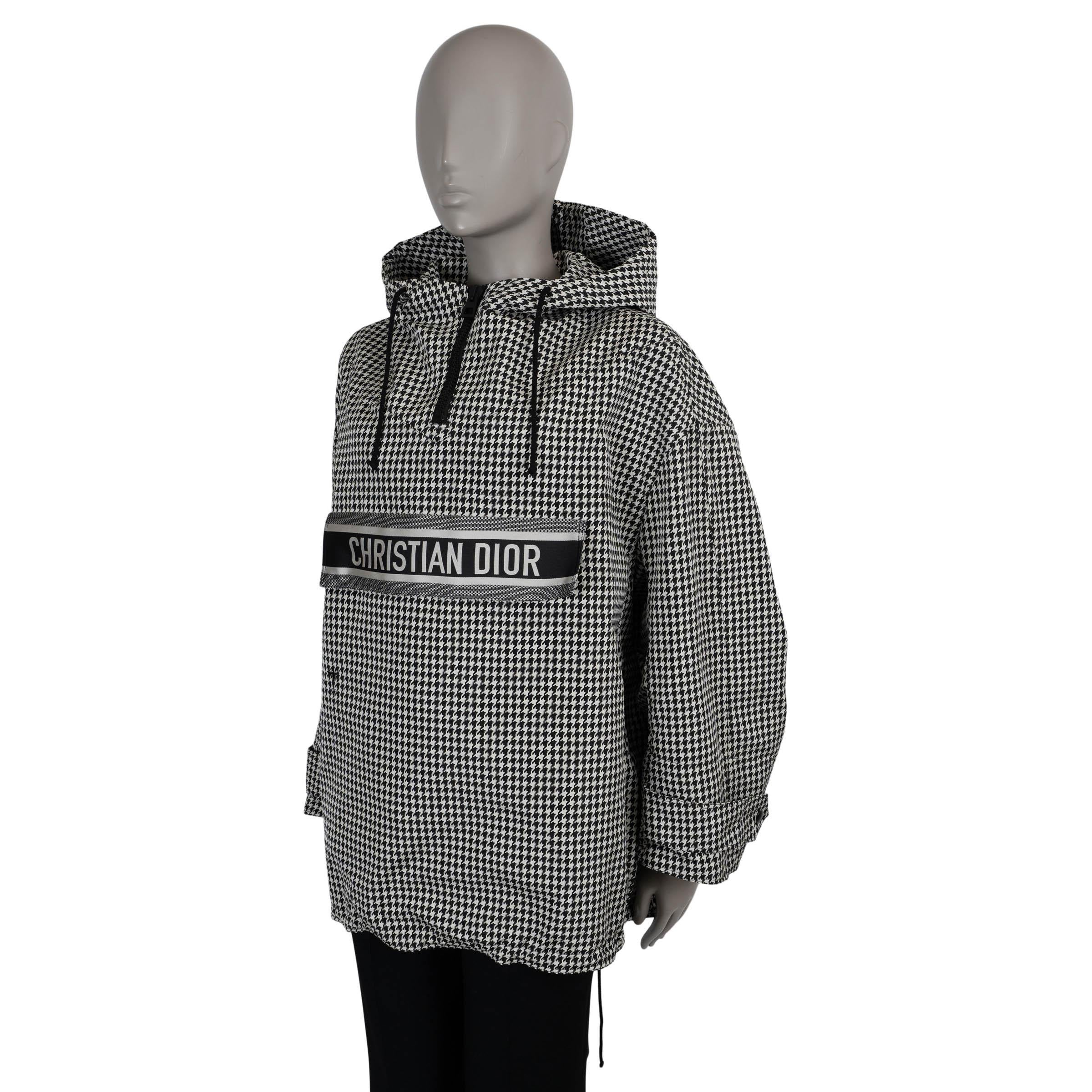 Este abrigo anorak 100% auténtico Christian Dior de poliéster tafetán técnico (100%) de pata de gallo blanco y negro encarna la utilidad moderna con un toque de alta costura. Diseñado con una silueta oversize, presenta un escote con cremallera y